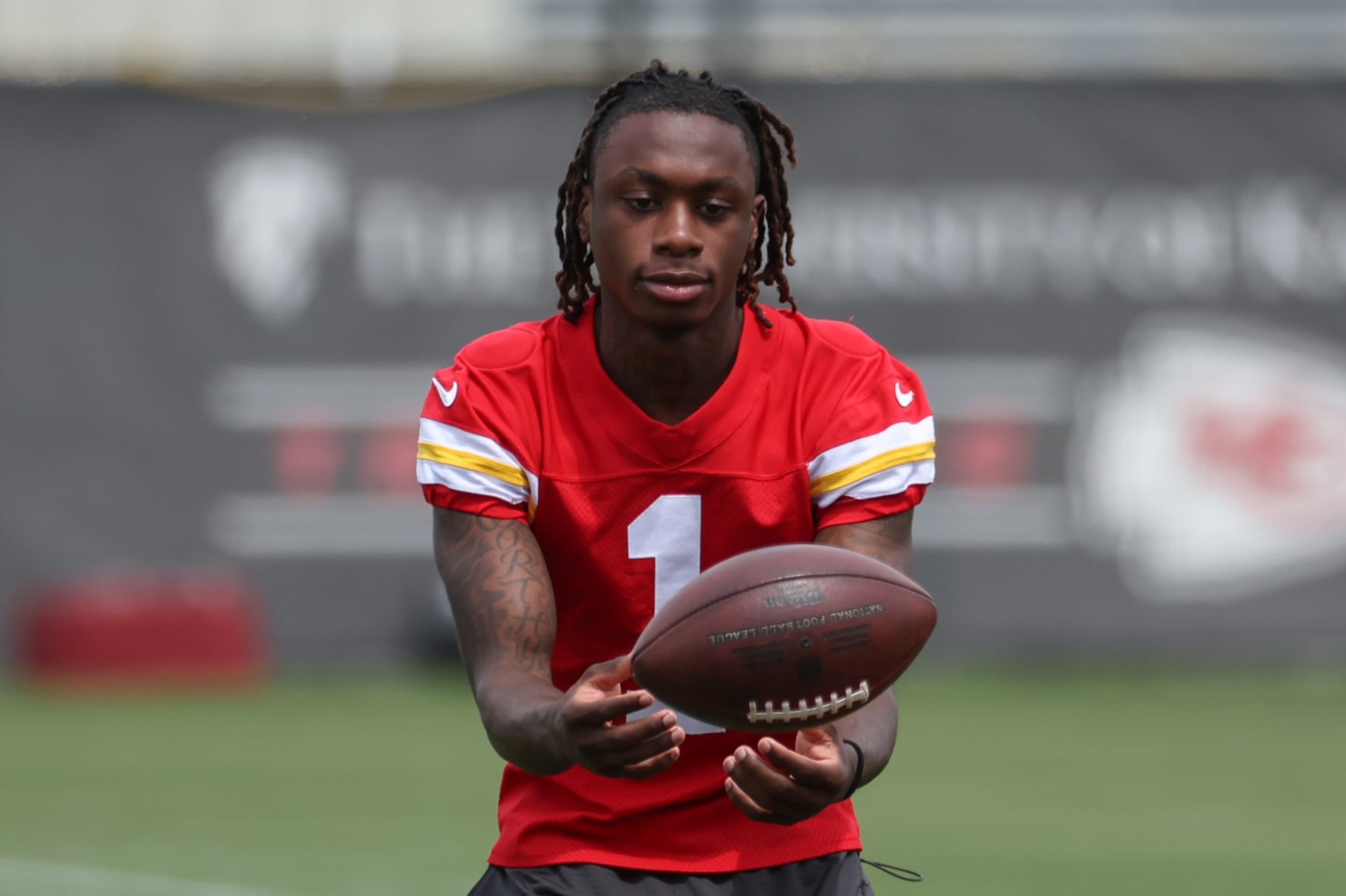KANSAS CITY, MO - MAY 30: Kansas City Chiefs wide receiver Xavier Worthy (1) catches a ball during OTA's on May 30, 2024 at the Chiefs practice facility in Kansas City, MO. (Photo by Scott Winters/Icon Sportswire via Getty Images)
