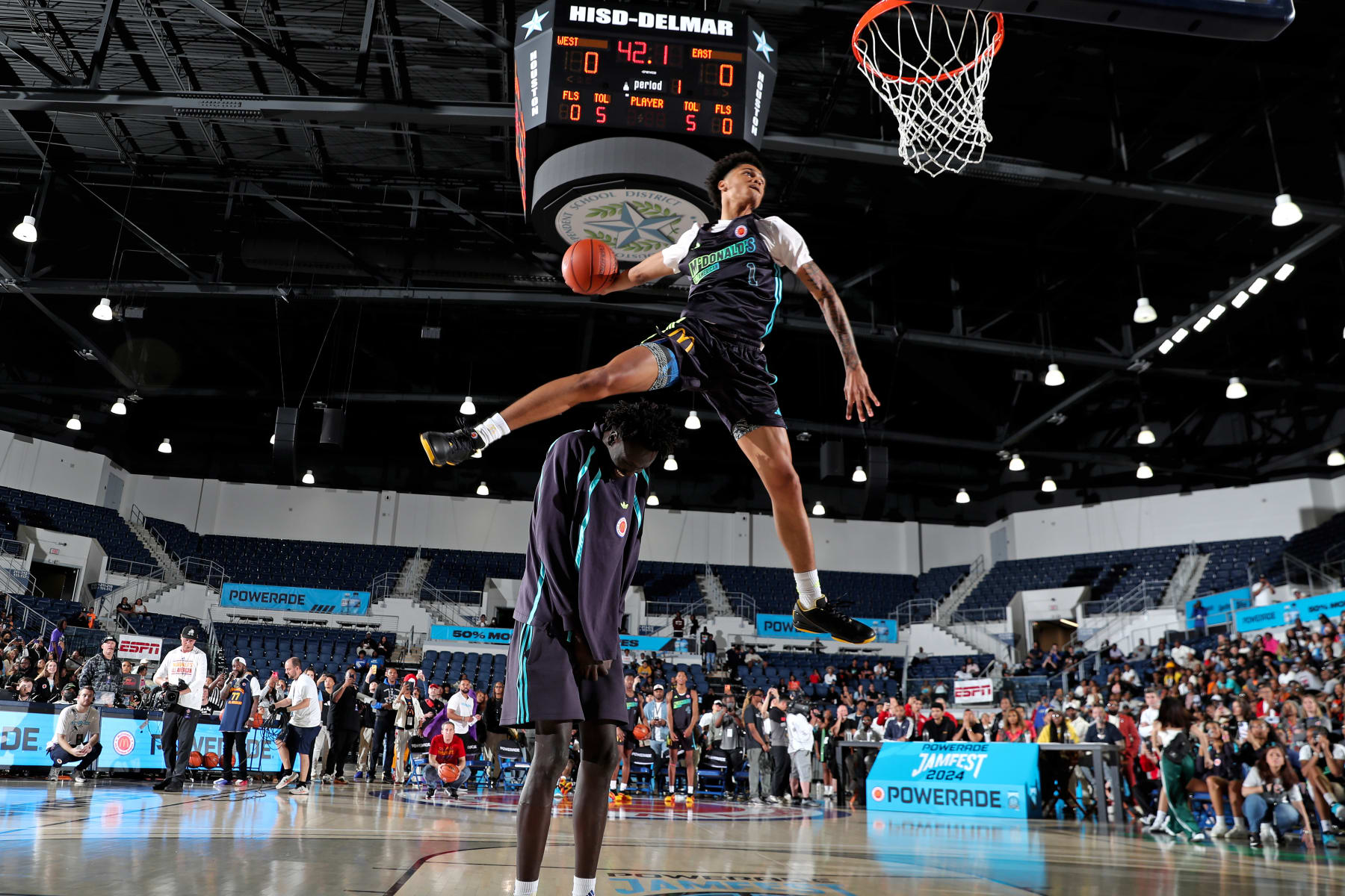 HOUSTON, TX - APRIL 01: McDonalds High School All American guard Jalil Bethea (1) jumps over seven foot two center J.Bol (7) and dunks the ball during the dunk competition in the 2024 McDonalds High School All American Powerade Jamfest on April 1, 2024 at Delmar Fieldhouse in Houston, Texas.  (Photo by Brian Spurlock/Icon Sportswire via Getty Images)