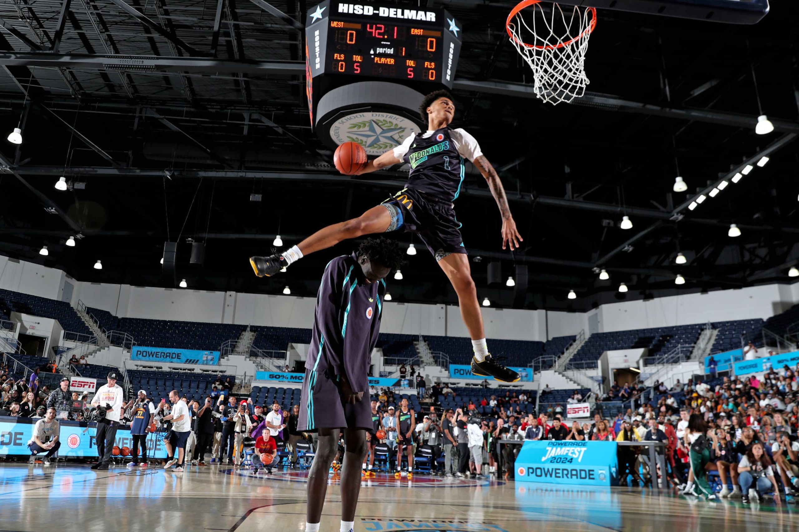 HOUSTON, TX - APRIL 01: McDonalds High School All American guard Jalil Bethea (1) jumps over seven foot two center J.Bol (7) and dunks the ball during the dunk competition in the 2024 McDonalds High School All American Powerade Jamfest on April 1, 2024 at Delmar Fieldhouse in Houston, Texas. (Photo by Brian Spurlock/Icon Sportswire via Getty Images) HOUSTON, TX - APRIL 01: McDonalds High School All American guard Jalil Bethea (1) jumps over seven foot two center J.Bol (7) and dunks the ball during the dunk competition in the 2024 McDonalds High School All American Powerade Jamfest on April 1, 2024 at Delmar Fieldhouse in Houston, Texas. (Photo by Brian Spurlock/Icon Sportswire via Getty Images)