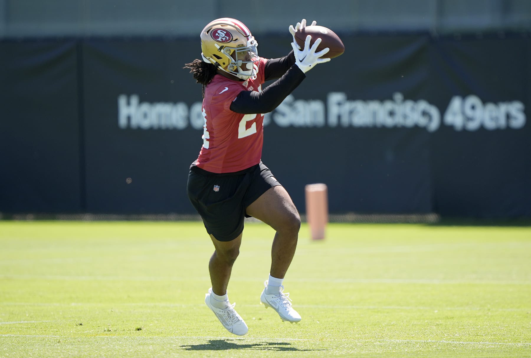 SANTA CLARA, CALIFORNIA - JUNE 05: Jordan Mason #24 of the San Francisco 49ers works out during mini camp on June 05, 2024 in Santa Clara, California. (Photo by Thearon W. Henderson/Getty Images)