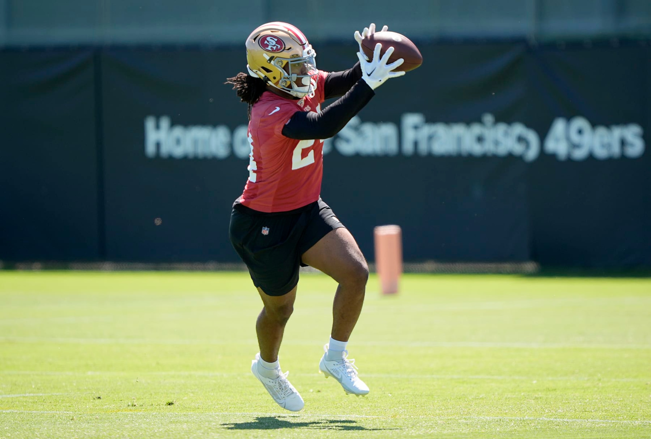 SANTA CLARA, CALIFORNIA - JUNE 05: Jordan Mason #24 of the San Francisco 49ers works out during mini camp on June 05, 2024 in Santa Clara, California. (Photo by Thearon W. Henderson/Getty Images)