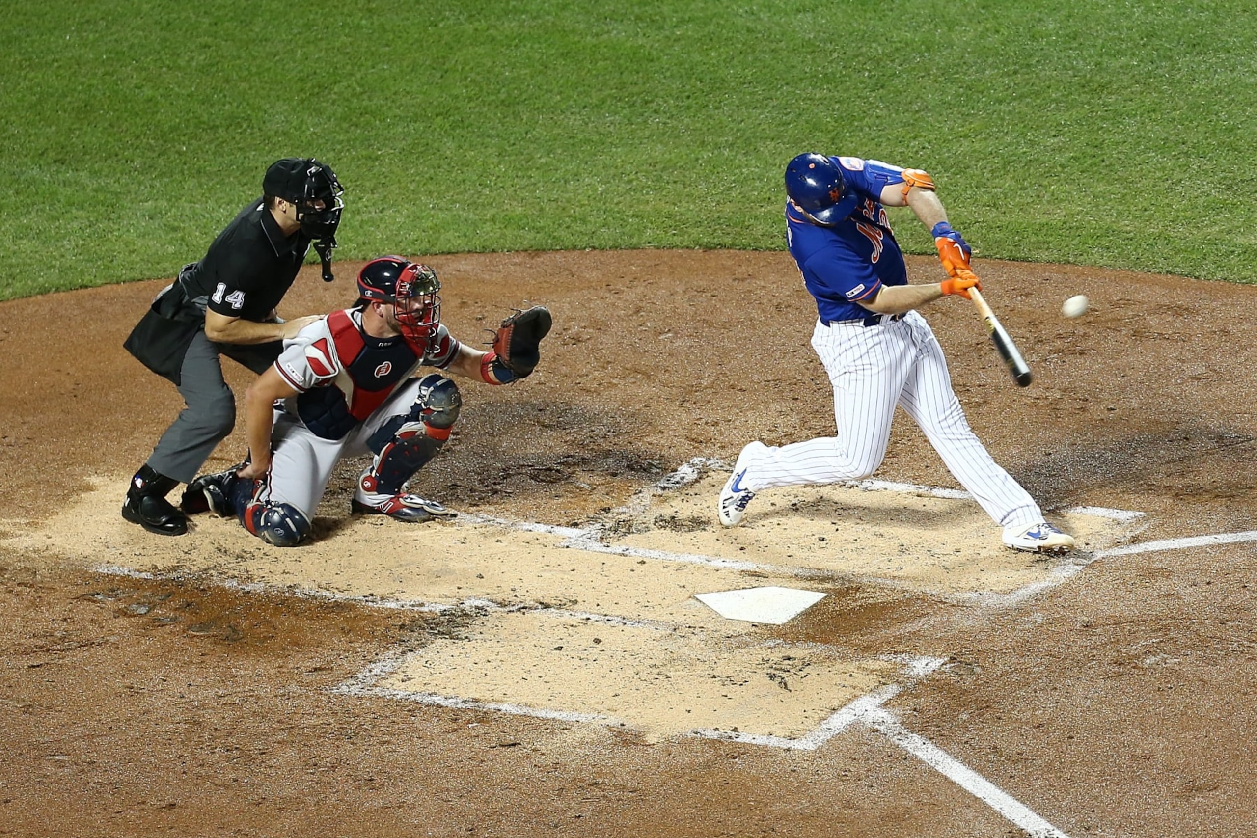 NEW YORK, NEW YORK - SEPTEMBER 27: Pete Alonso #20 of the New York Mets hits a home run in the first inning of their game against the Atlanta Braves, his 52nd home run of the season and tying Aaron Judge's rookie home run record,  at Citi Field on September 27, 2019 in New York City. (Photo by Mike Stobe/Getty Images)