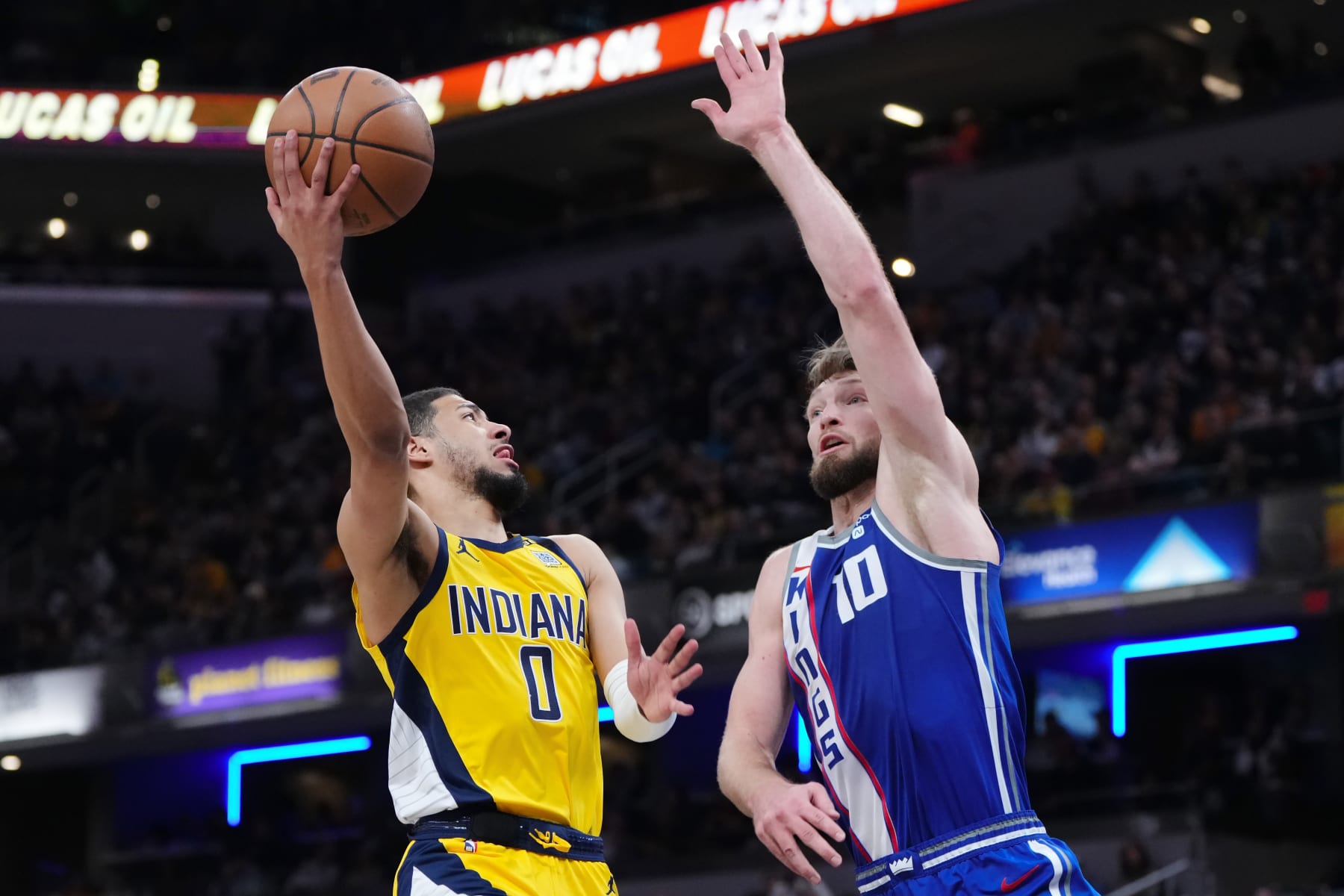 INDIANAPOLIS, INDIANA - FEBRUARY 02: Tyrese Haliburton #0 of the Indiana Pacers attempts a shot while being guarded by Domantas Sabonis #10 of the Sacramento Kings in the third quarter at Gainbridge Fieldhouse on February 02, 2024 in Indianapolis, Indiana. NOTE TO USER: User expressly acknowledges and agrees that, by downloading and or using this photograph, User is consenting to the terms and conditions of the Getty Images License Agreement. (Photo by Dylan Buell/Getty Images)