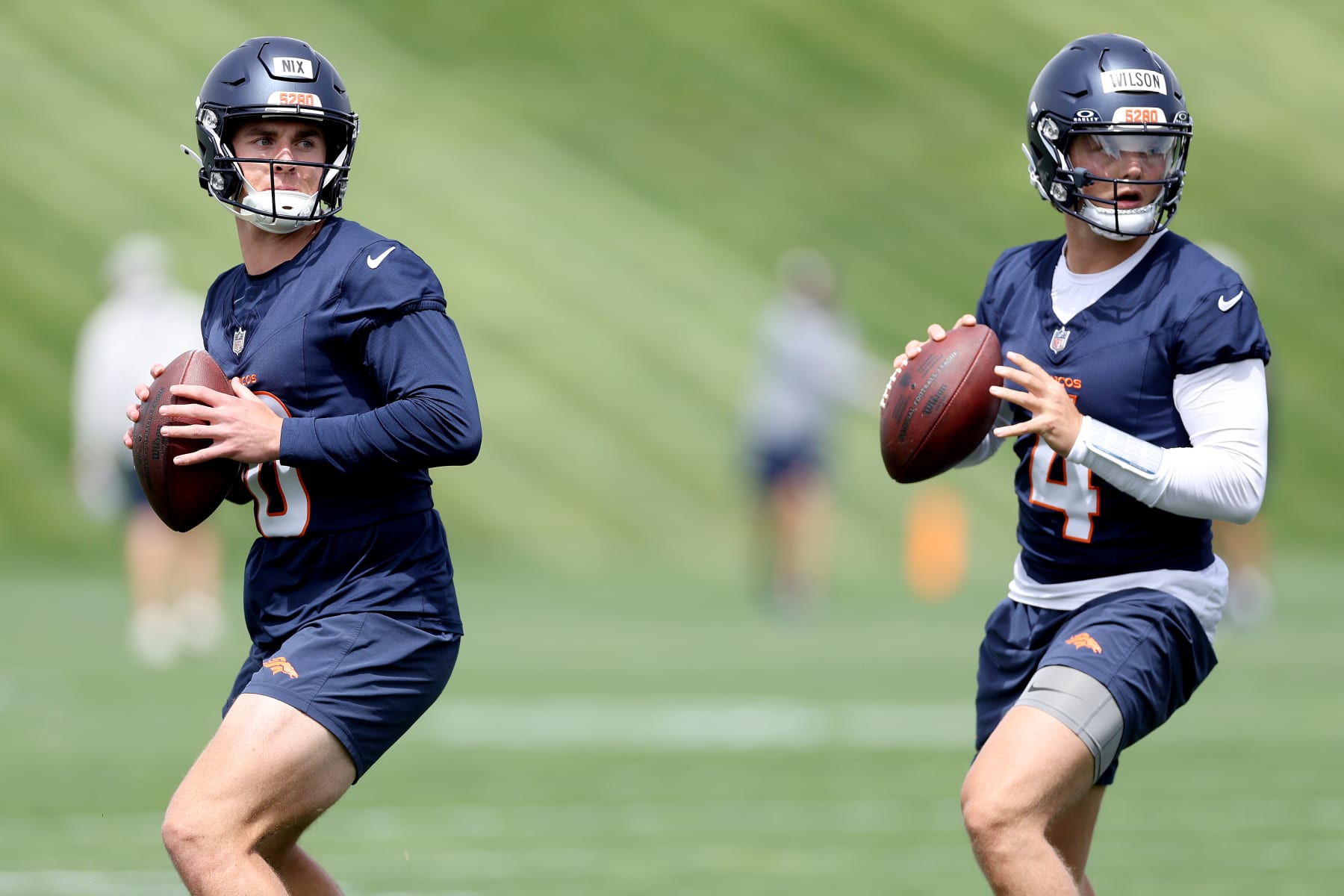 Broncos QBs Bo Nix (left) and Zach Wilson (right)