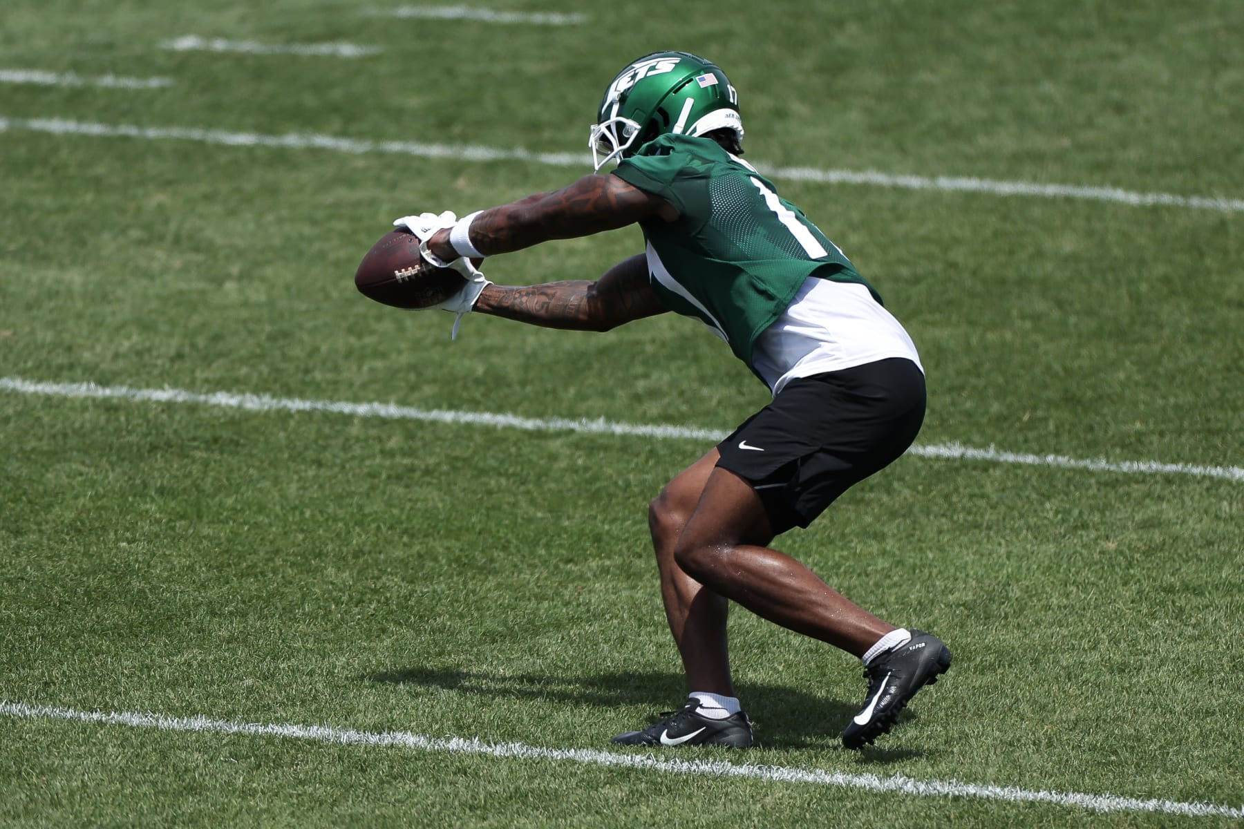 FLORHAM PARK, NEW JERSEY - JUNE 04: Malachi Corley #17 of the New York Jets participates in drills during New York Jets OTA Offseason Workouts at Atlantic Health Jets Training Center on June 04, 2024 in Florham Park, New Jersey.  (Photo by Luke Hales/Getty Images)