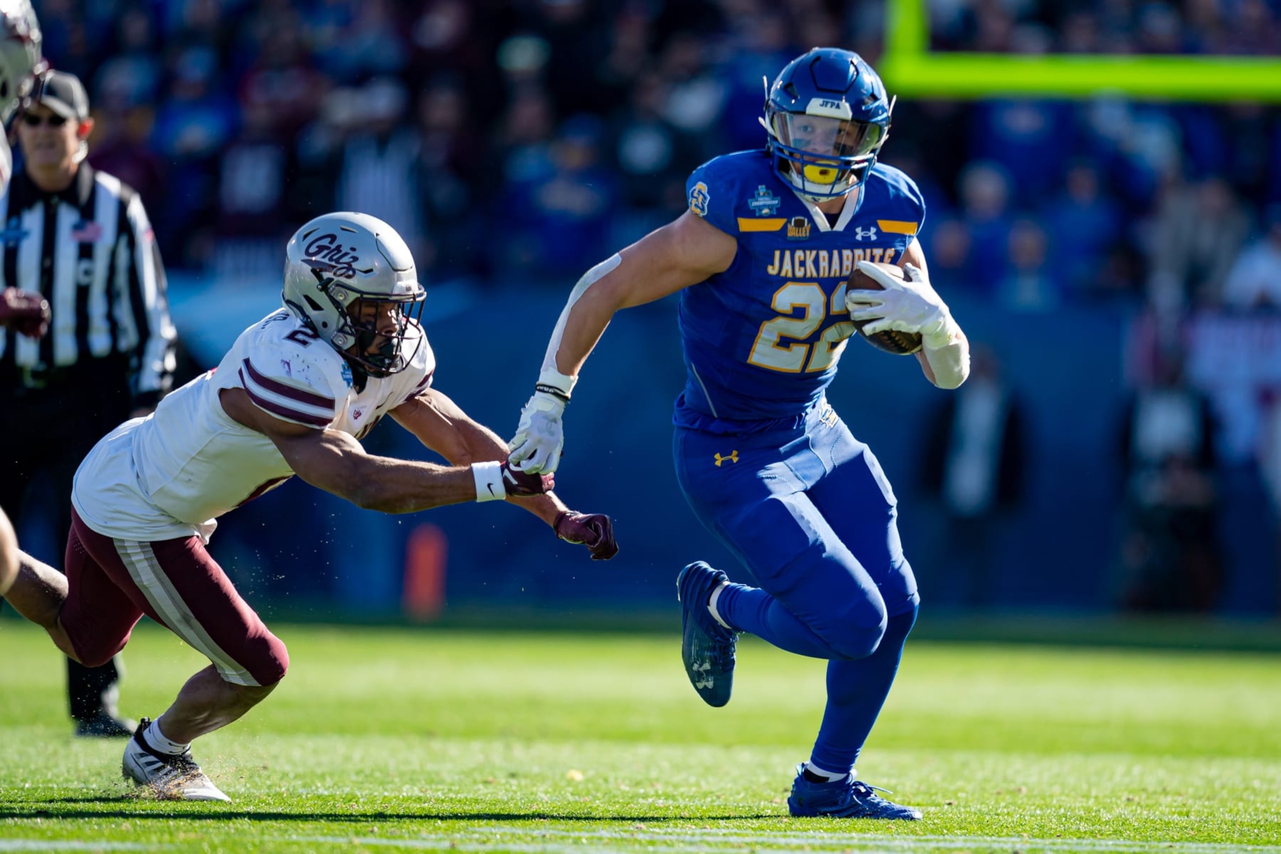 FRISCO, TX - JANUARY 07: South Dakota State Jackrabbits running back Isaiah Davis (22) turns the corner during the FCS championship game between Montana Grizzlies and South Dakota State Jackrabbits on January 7th, 2024 at Toyota Stadium in Frisco, TX. (Photo by Chris Leduc/Icon Sportswire via Getty Images)