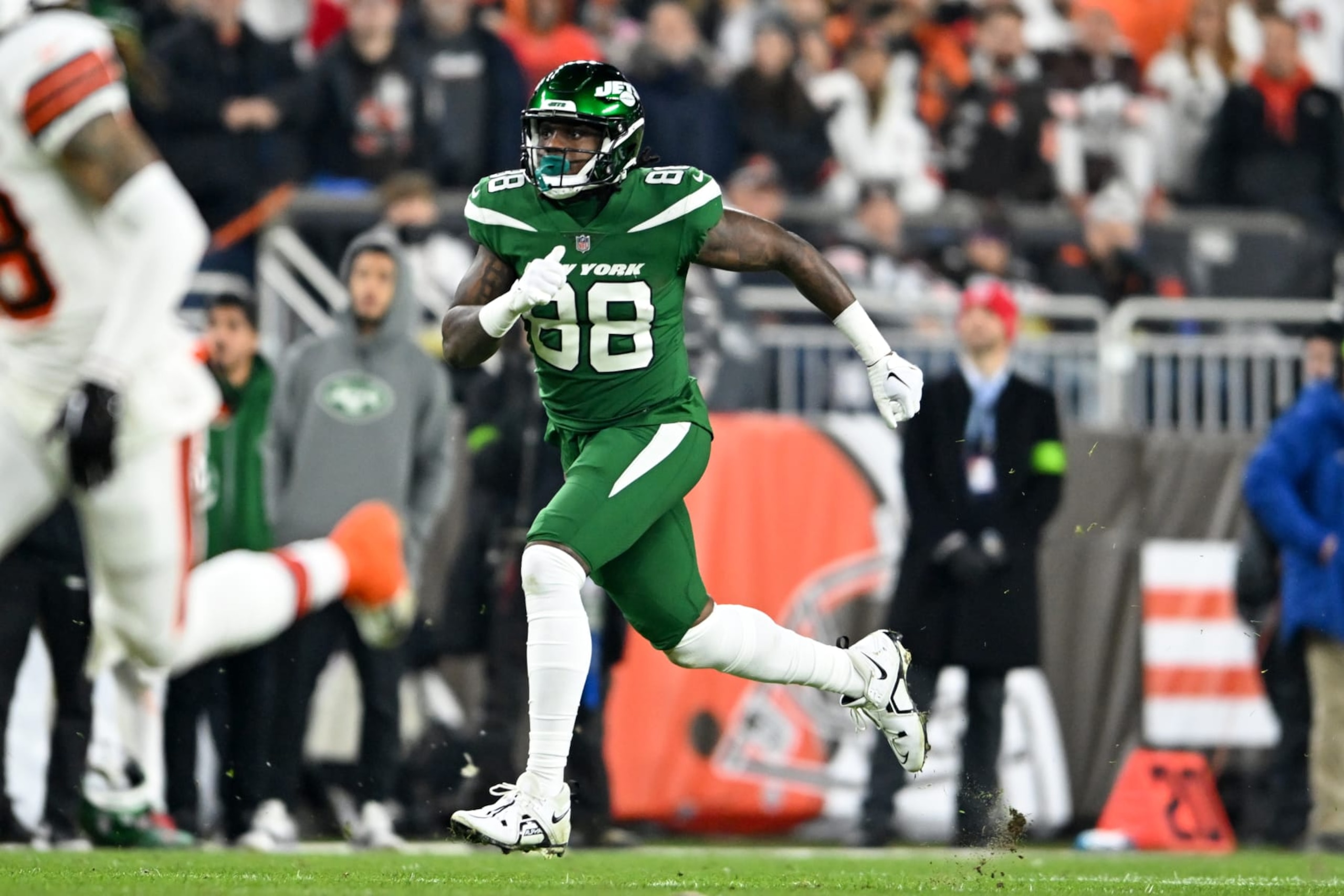 CLEVELAND, OHIO - DECEMBER 28: Kenny Yeboah #88 of the New York Jets runs downfield on a kickoff during the first half against the Cleveland Browns at Cleveland Browns Stadium on December 28, 2023 in Cleveland, Ohio. (Photo by Nick Cammett/Diamond Images via Getty Images)