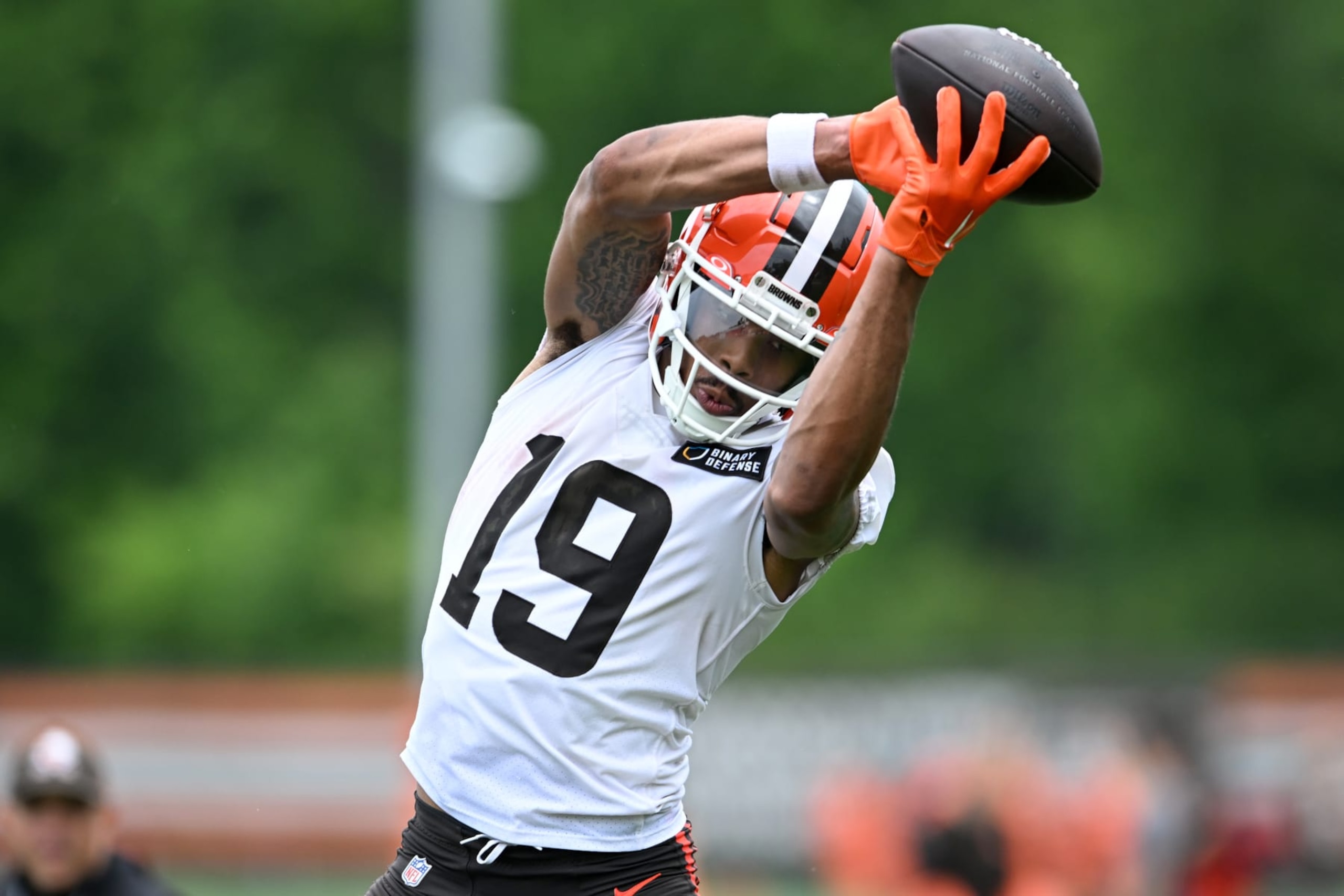 BEREA, OHIO - JUNE 05: Cedric Tillman #19 of the Cleveland Browns catches a pass during an OTA offseason workout at their CrossCountry Mortgage Campus on June 5, 2024 in Berea, Ohio. (Photo by Nick Cammett/Getty Images) BEREA, OHIO - JUNE 05: Cedric Tillman #19 of the Cleveland Browns catches a pass during an OTA offseason workout at their CrossCountry Mortgage Campus on June 5, 2024 in Berea, Ohio. (Photo by Nick Cammett/Getty Images)