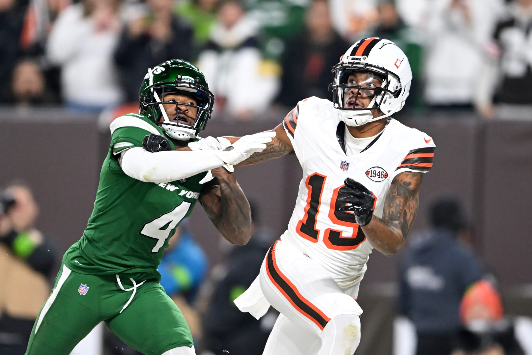 CLEVELAND, OHIO - DECEMBER 28: Cedric Tillman #19 of the Cleveland Browns runs a route against D.J. Reed #4 of the New York Jets during the first half at Cleveland Browns Stadium on December 28, 2023 in Cleveland, Ohio. (Photo by Nick Cammett/Diamond Images via Getty Images)
