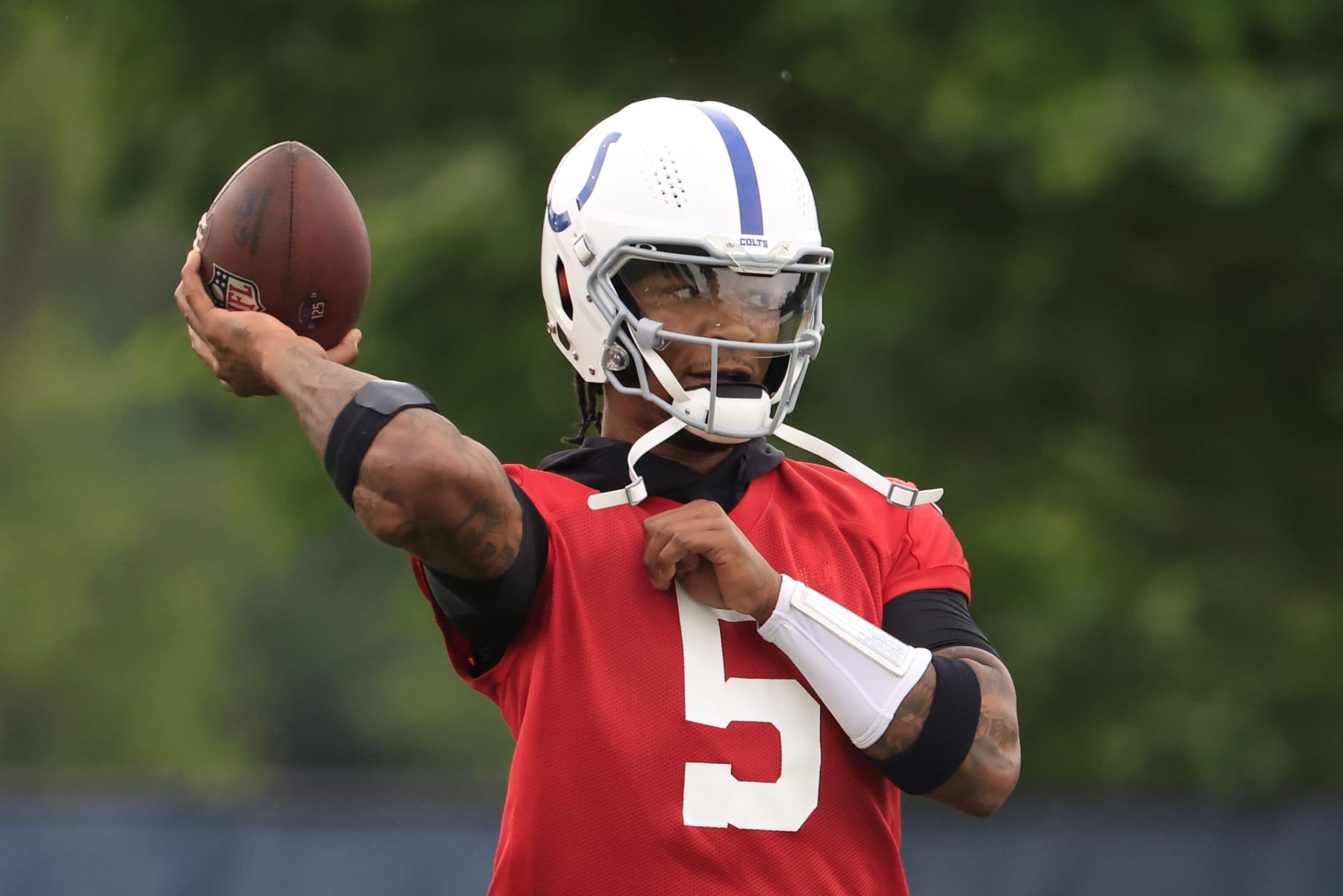 INDIANAPOLIS, INDIANA - JUNE 05: Anthony Richardson #5 of the Indianapolis Colts runs a drill during OTA Offseason workouts at the Indiana Farm Bureau Football Center at Lucas Oil Stadium on June 5, 2024 in Indianapolis, Indiana. (Photo by Justin Casterline/Getty Images)