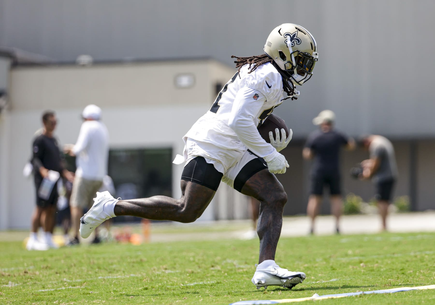 METAIRIE, LOUISIANA - JUNE 11: Alvin Kamara #41 of the New Orleans Saints participates during mandatory minicamp at the New Orleans Saints Practice Facility on June 11, 2024 in Metaire, Louisiana. (Photo by Derick E. Hingle/Getty Images)