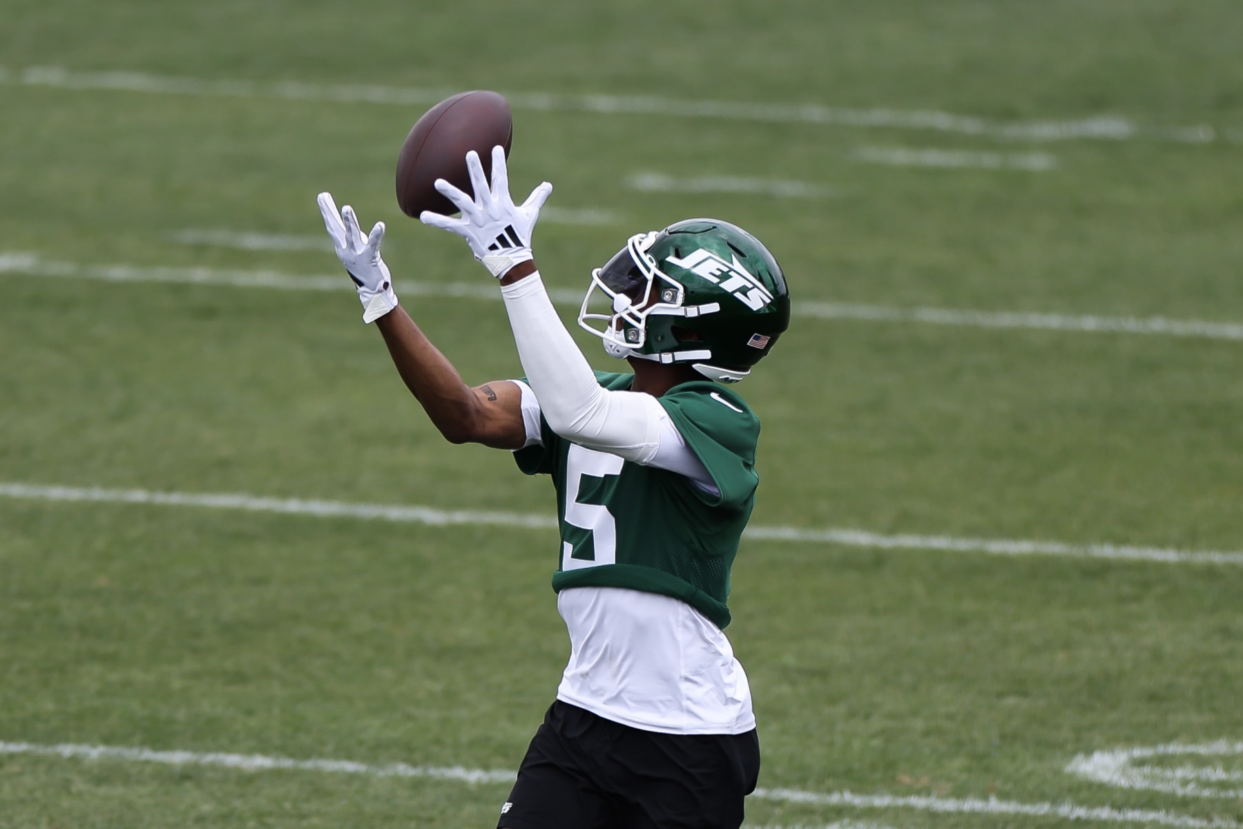 FLORHAM PARK, NEW JERSEY - JUNE 11: Garrett Wilson #5 of the New York Jets participates in drills during New York Jets Mandatory Minicamp at Atlantic Health Jets Training Center on June 11, 2024 in Florham Park, New Jersey.  (Photo by Luke Hales/Getty Images)