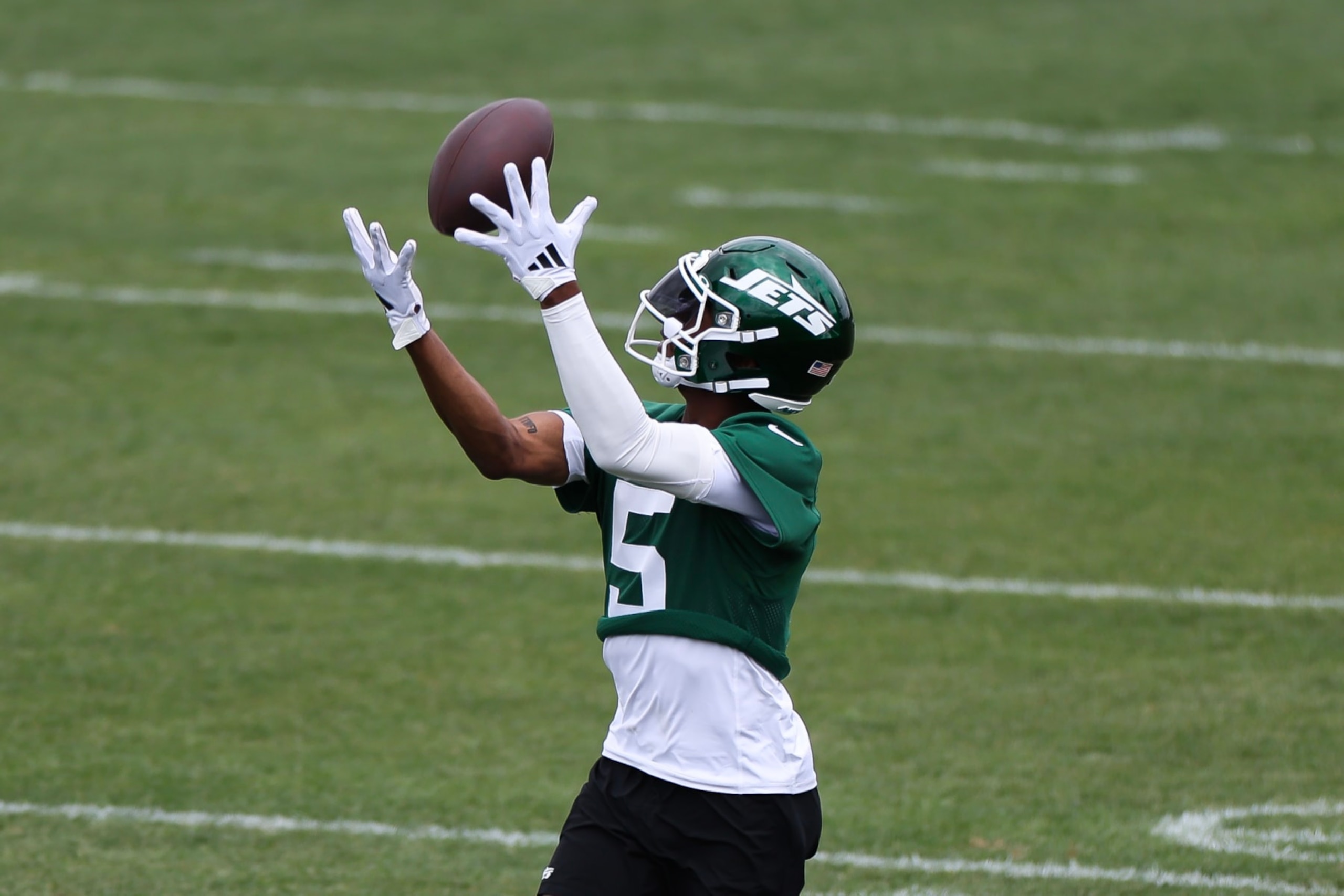 FLORHAM PARK, NEW JERSEY - JUNE 11: Garrett Wilson #5 of the New York Jets participates in drills during New York Jets Mandatory Minicamp at Atlantic Health Jets Training Center on June 11, 2024 in Florham Park, New Jersey.  (Photo by Luke Hales/Getty Images)