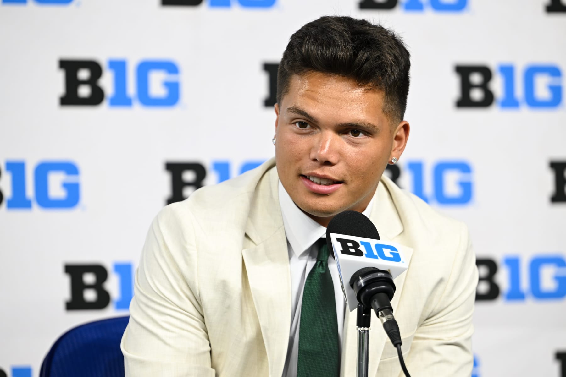 INDIANAPOLIS, IN - JULY 25: Oregon Ducks QB Dillon Gabriel speaks during the 2024 Big Ten Media Days on July 25, 2024 at Lucas Oil Stadium in Indianapolis, IN. (Photo by James Black/Icon Sportswire via Getty Images)
