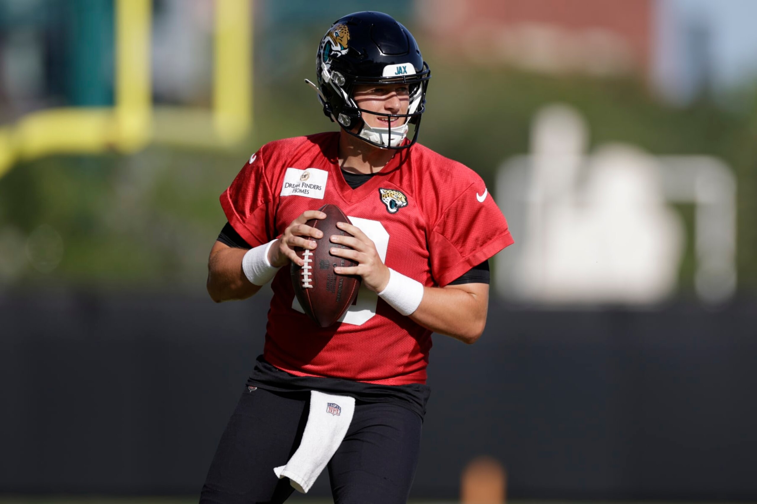 JACKSONVILLE, FL - JULY 24: Jacksonville Jaguars quarterback Mac Jones (10) throws a pass during the Jacksonville Jaguars Training Camp on July 24, 2024 at Miller Electric Center in Jacksonville, Fl. (Photo by David Rosenblum/Icon Sportswire via Getty Images)
