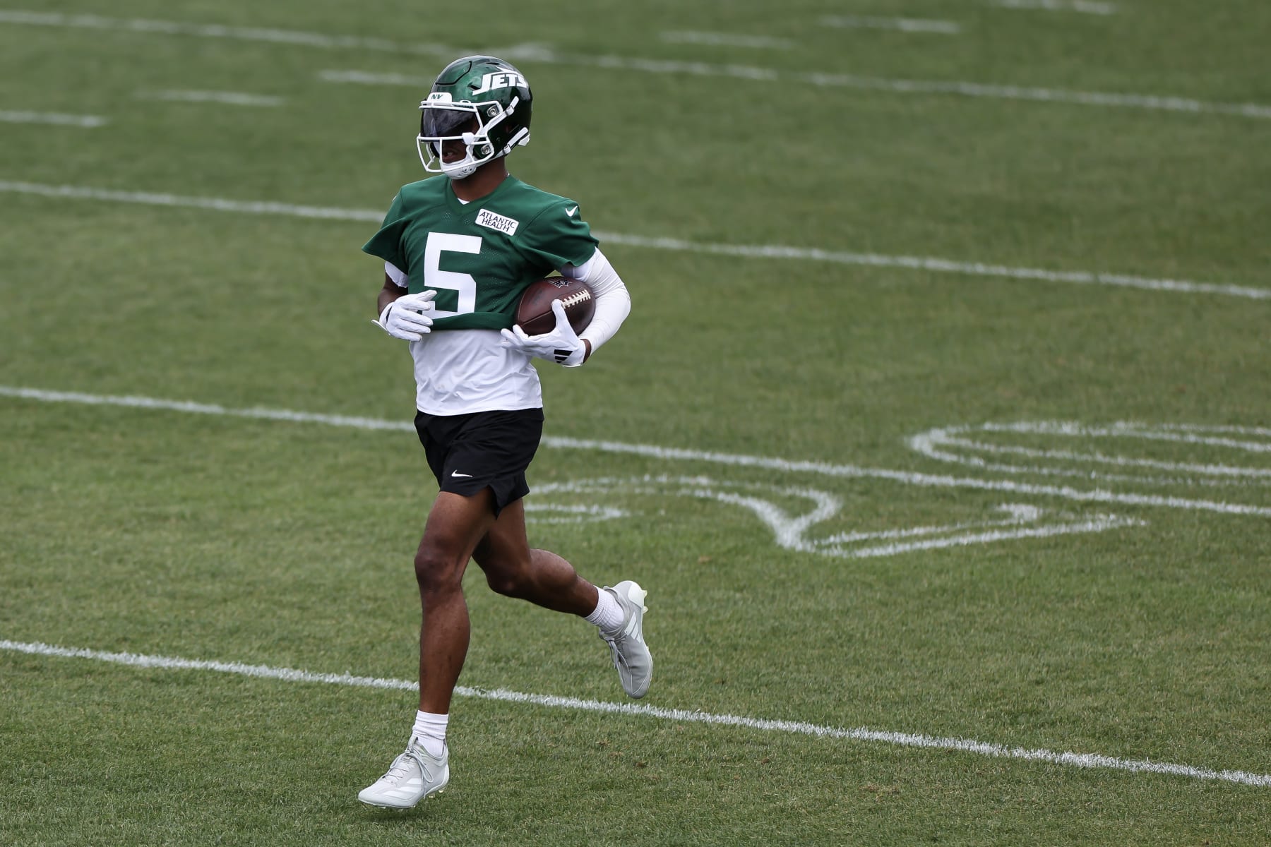 FLORHAM PARK, NEW JERSEY - JUNE 11: Garrett Wilson #5 of the New York Jets participates in drills during New York Jets Mandatory Minicamp at Atlantic Health Jets Training Center on June 11, 2024 in Florham Park, New Jersey.  (Photo by Luke Hales/Getty Images)