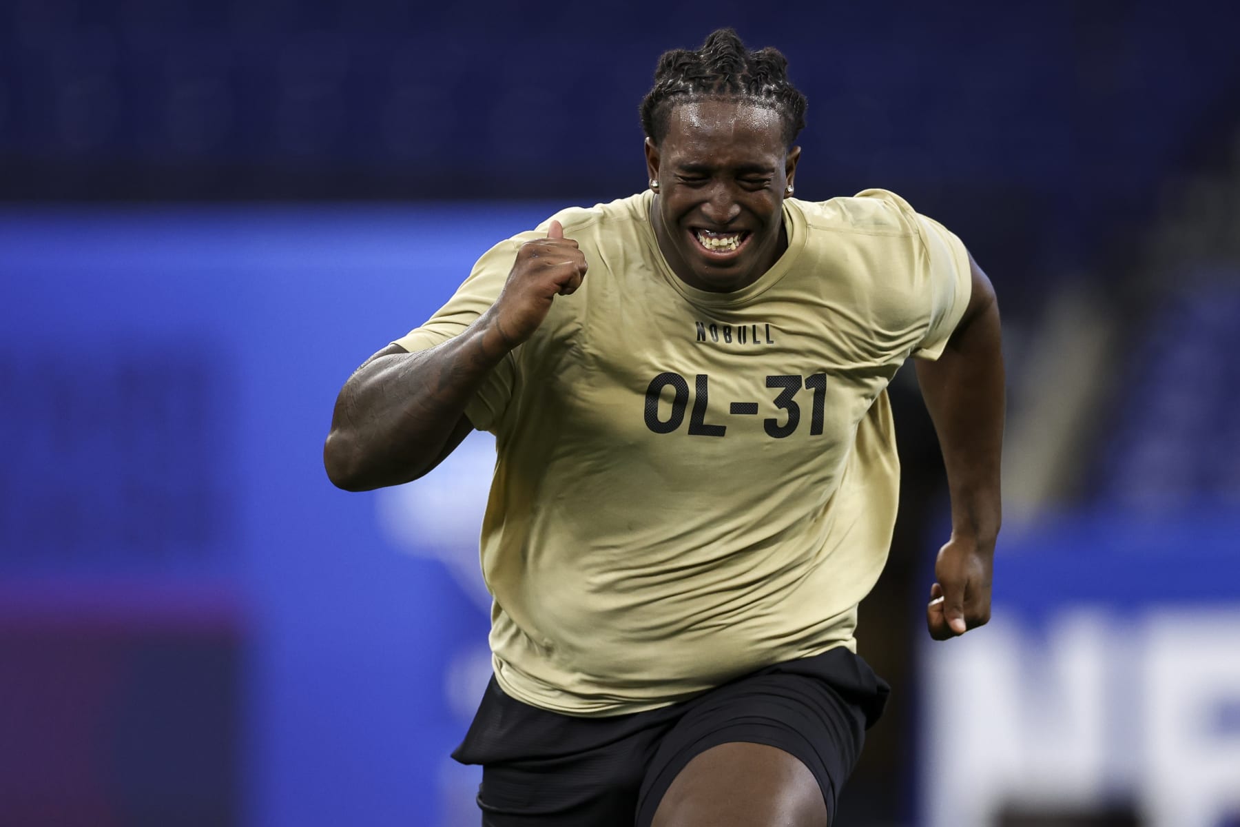 INDIANAPOLIS, INDIANA - MARCH 3: Tyler Guyton #OL31 of Oklahoma participates in a drill during the NFL Combine at the Lucas Oil Stadium on March 3, 2024 in Indianapolis, Indiana. (Photo by Kevin Sabitus/Getty Images)