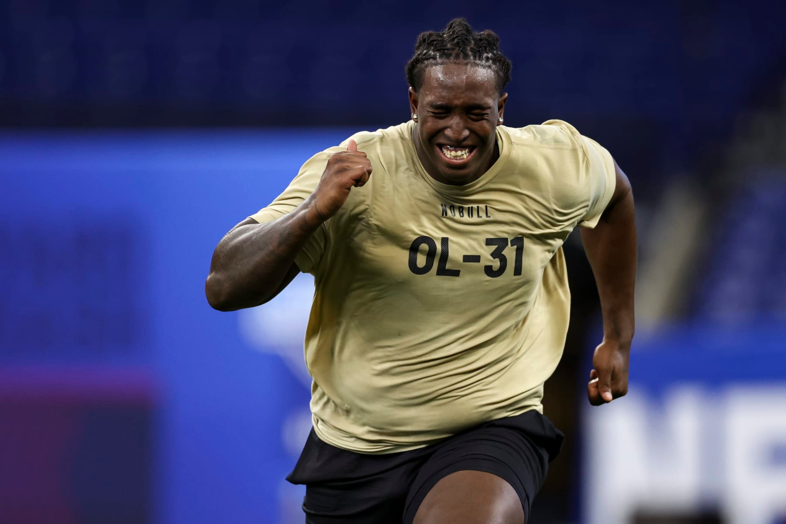 INDIANAPOLIS, INDIANA - MARCH 3: Tyler Guyton #OL31 of Oklahoma participates in a drill during the NFL Combine at the Lucas Oil Stadium on March 3, 2024 in Indianapolis, Indiana. (Photo by Kevin Sabitus/Getty Images)