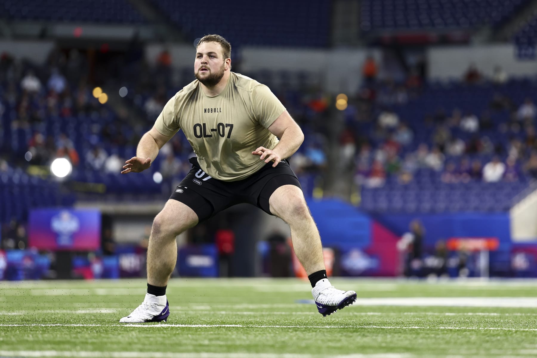 INDIANAPOLIS, INDIANA - MARCH 3: Cooper Beebe #OL07 of Kansas State participates in a drill during the NFL Combine at the Lucas Oil Stadium on March 3, 2024 in Indianapolis, Indiana. (Photo by Kevin Sabitus/Getty Images)