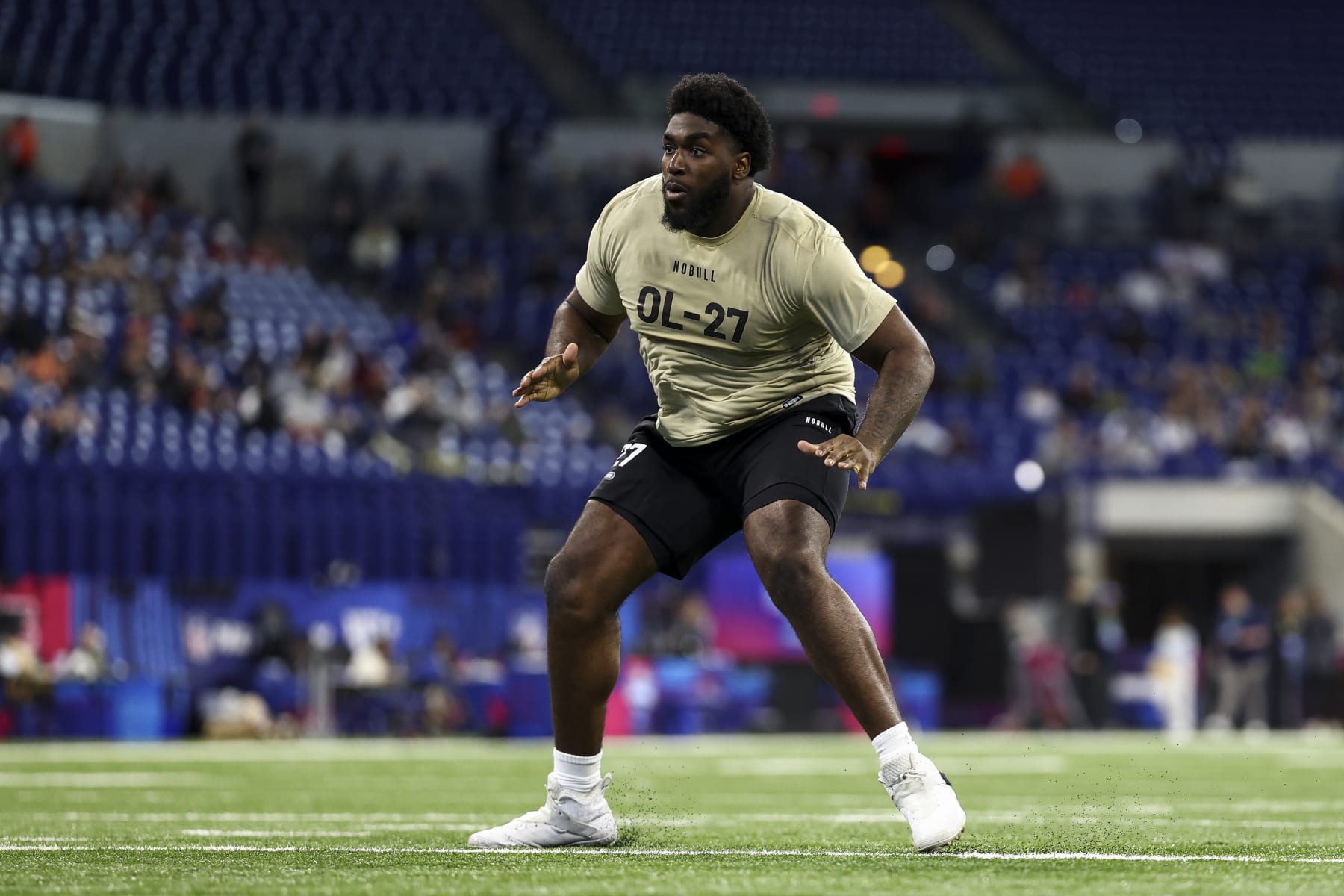 INDIANAPOLIS, INDIANA - MARCH 3: Delmar Glaze #OL27 of Maryland participates in a drill during the NFL Combine at the Lucas Oil Stadium on March 3, 2024 in Indianapolis, Indiana. (Photo by Kevin Sabitus/Getty Images)