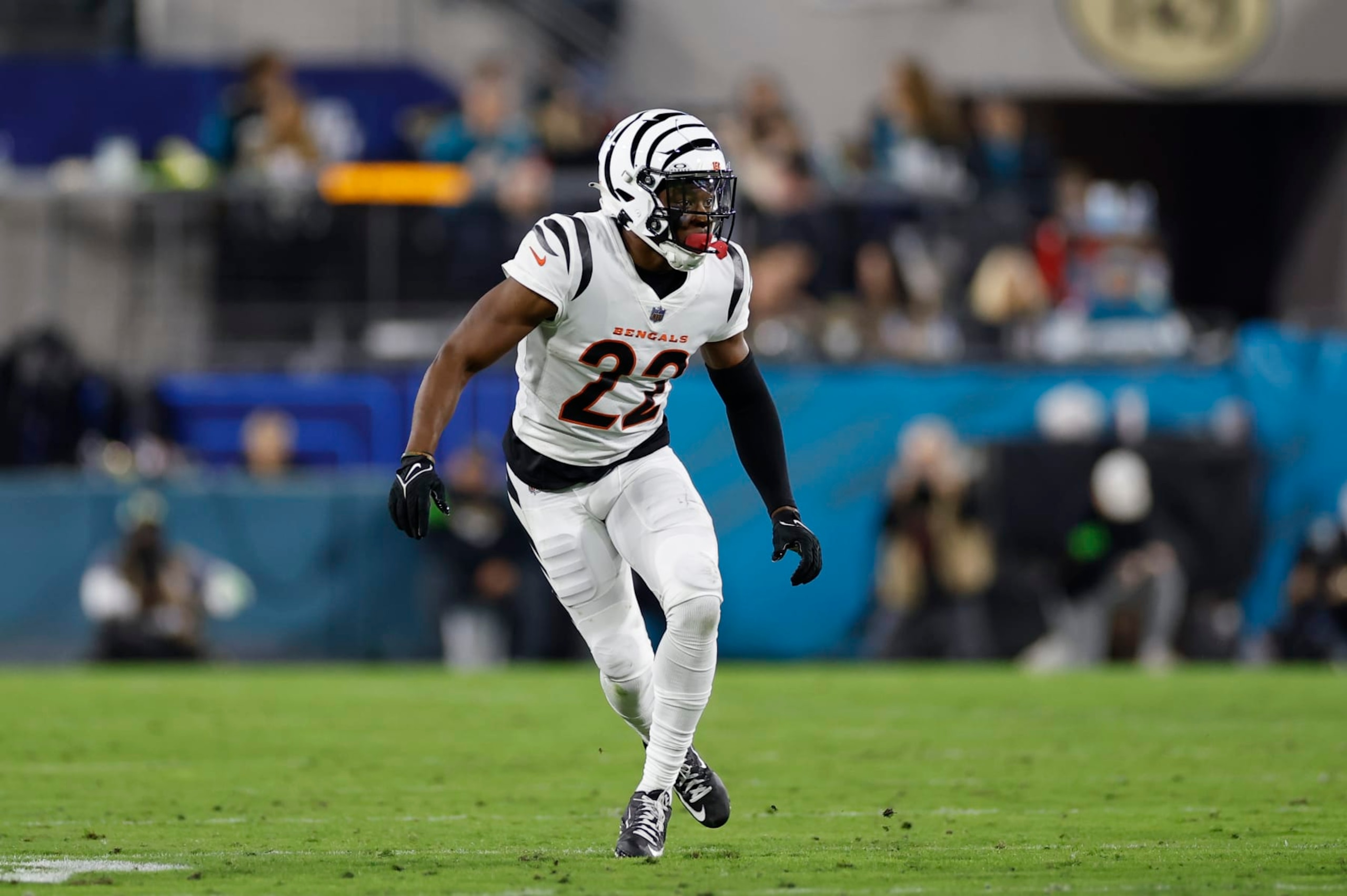 JACKSONVILLE, FL - DECEMBER 04: Cincinnati Bengals cornerback Chidobe Awuzie (22) lines up for a play during the game between the Jacksonville Jaguars and the Cincinnati Bengals on December 4, 2023 at EverBank Stadium in Jacksonville, Fl. (Photo by David Rosenblum/Icon Sportswire via Getty Images) JACKSONVILLE, FL - DECEMBER 04: Cincinnati Bengals cornerback Chidobe Awuzie (22) lines up for a play during the game between the Jacksonville Jaguars and the Cincinnati Bengals on December 4, 2023 at EverBank Stadium in Jacksonville, Fl. (Photo by David Rosenblum/Icon Sportswire via Getty Images)