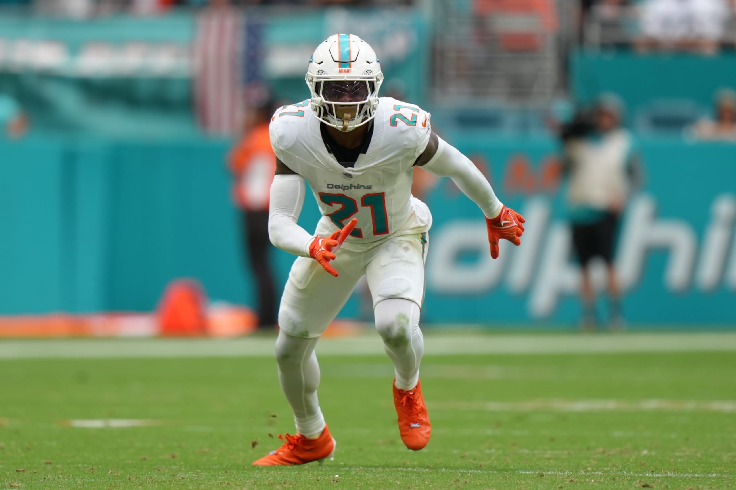 MIAMI GARDENS, FL - NOVEMBER 19: Miami Dolphins safety Brandon Jones (29) defends in the secondary during the game between the Las Vegas Raiders and the Miami Dolphins on Sunday, November 19, 2023 at Hard Rock Stadium, Miami, Fla. (Photo by Peter Joneleit/Icon Sportswire via Getty Images) MIAMI GARDENS, FL - NOVEMBER 19: Miami Dolphins safety Brandon Jones (29) defends in the secondary during the game between the Las Vegas Raiders and the Miami Dolphins on Sunday, November 19, 2023 at Hard Rock Stadium, Miami, Fla. (Photo by Peter Joneleit/Icon Sportswire via Getty Images)