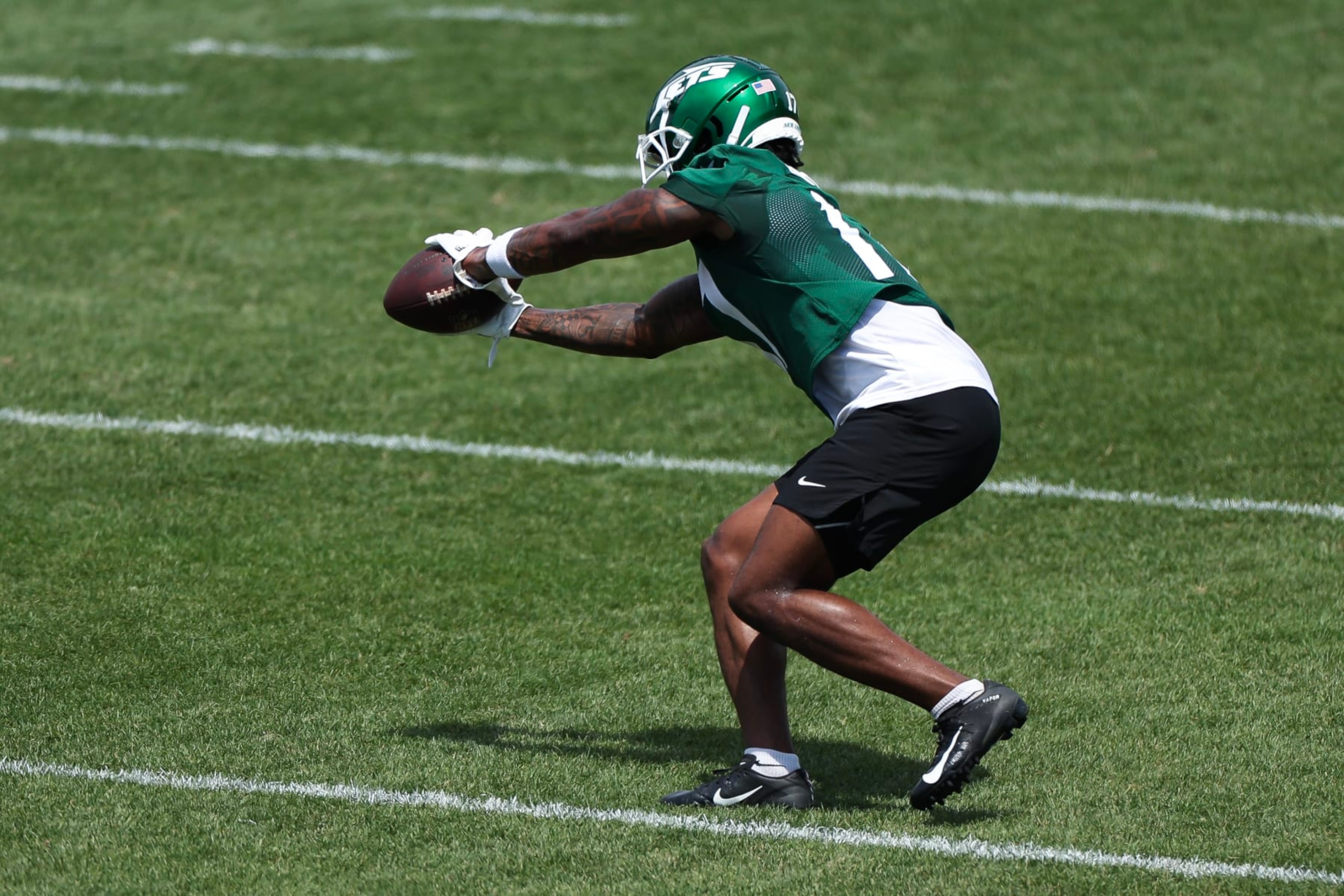 FLORHAM PARK, NEW JERSEY - JUNE 04: Malachi Corley #17 of the New York Jets participates in drills during New York Jets OTA Offseason Workouts at Atlantic Health Jets Training Center on June 04, 2024 in Florham Park, New Jersey.  (Photo by Luke Hales/Getty Images)