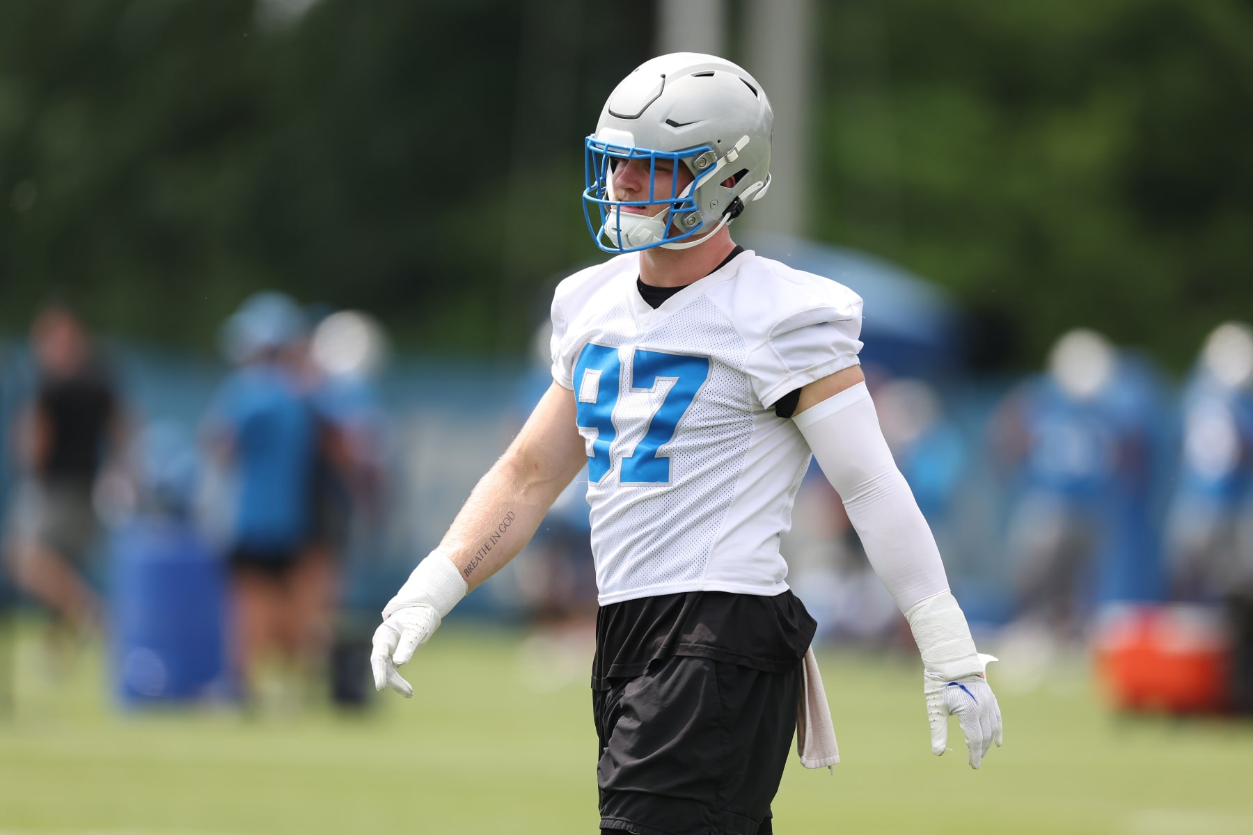 Lions edge Aidan Hutchinson