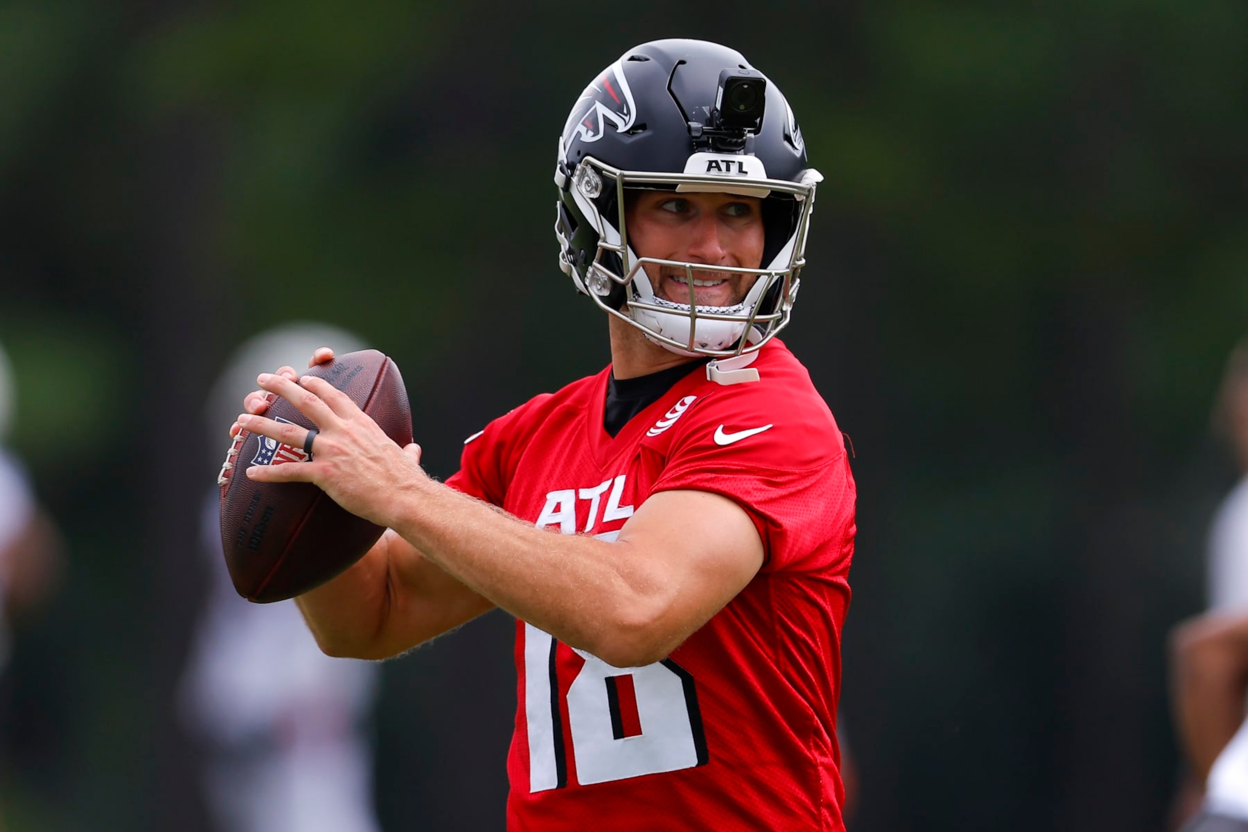 FLOWERY BRANCH, GEORGIA - JULY 28: Kirk Cousins #18 of the Atlanta Falcons drops back to pass during training camp on July 28, 2024 in Flowery Branch, Georgia. (Photo by Todd Kirkland/Getty Images)