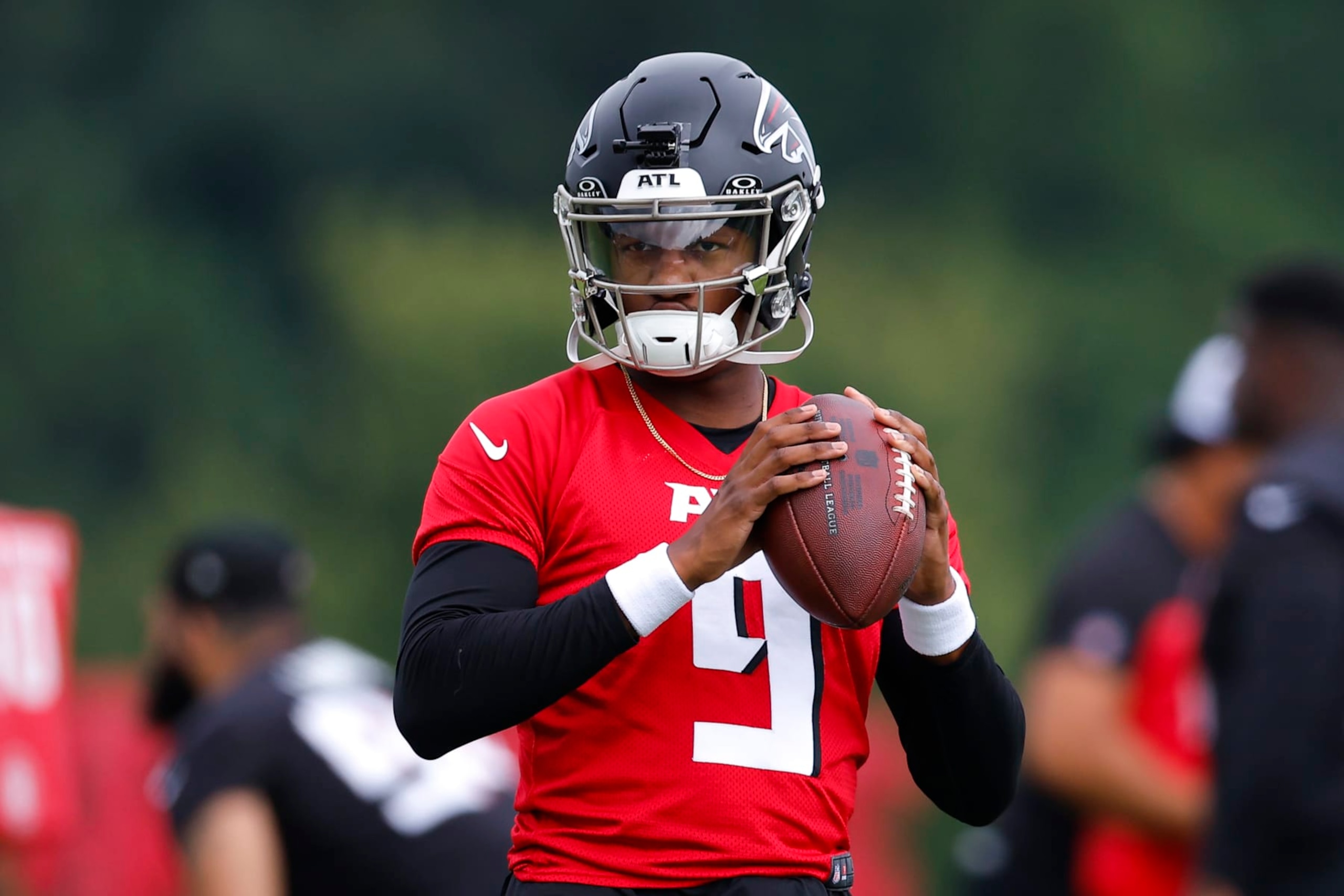 FLOWERY BRANCH, GEORGIA - JULY 28: Michael Penix Jr. #9 of the Atlanta Falcons warms up during training camp on July 28, 2024 in Flowery Branch, Georgia. (Photo by Todd Kirkland/Getty Images)