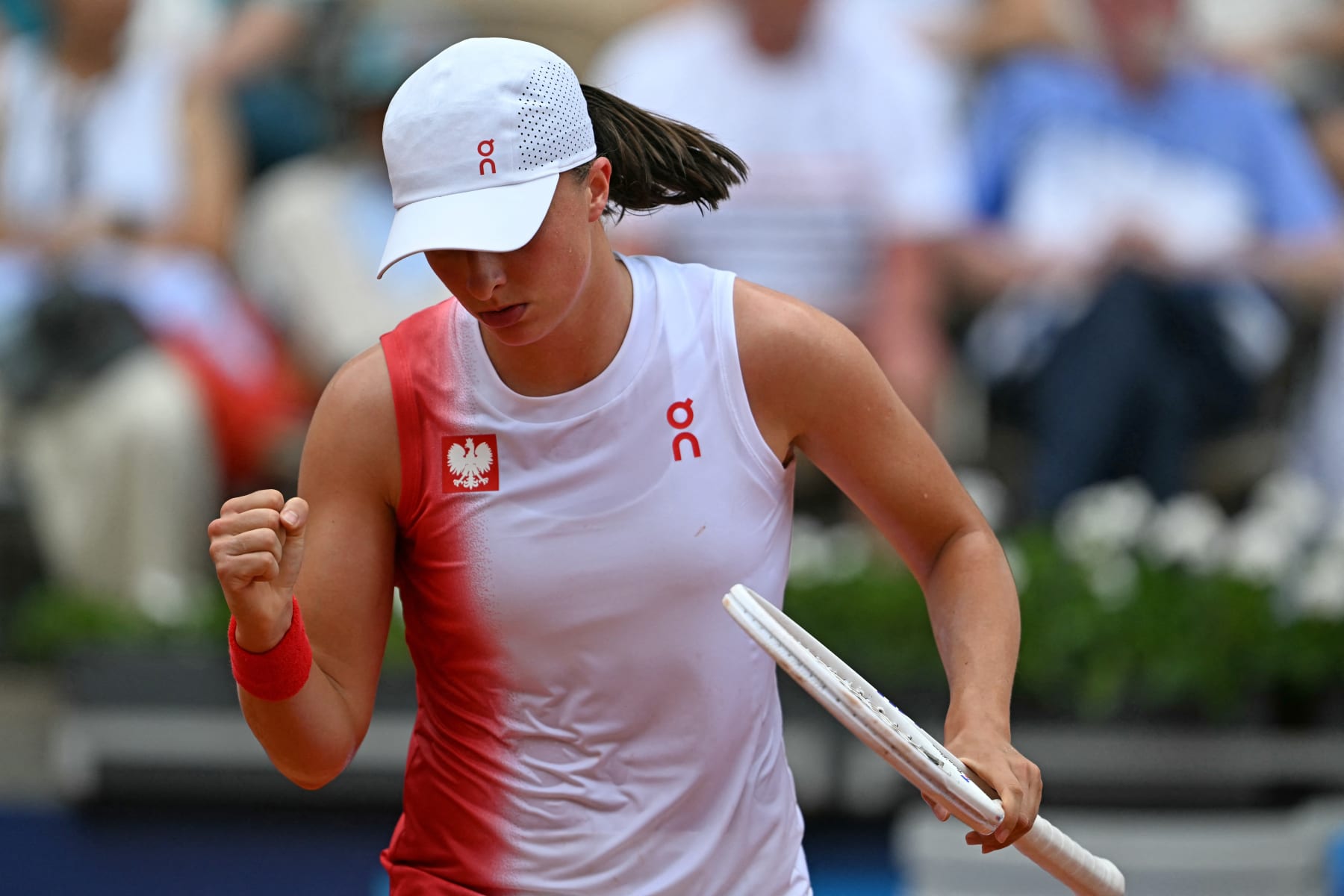 Poland's Iga Swiatek reacts while playing US' Danielle Collins during their women's singles quarter-final tennis match on Court Suzanne-Lenglen at the Roland-Garros Stadium during the Paris 2024 Olympic Games, in Paris on July 31, 2024. (Photo by PATRICIA DE MELO MOREIRA / AFP) (Photo by PATRICIA DE MELO MOREIRA/AFP via Getty Images)