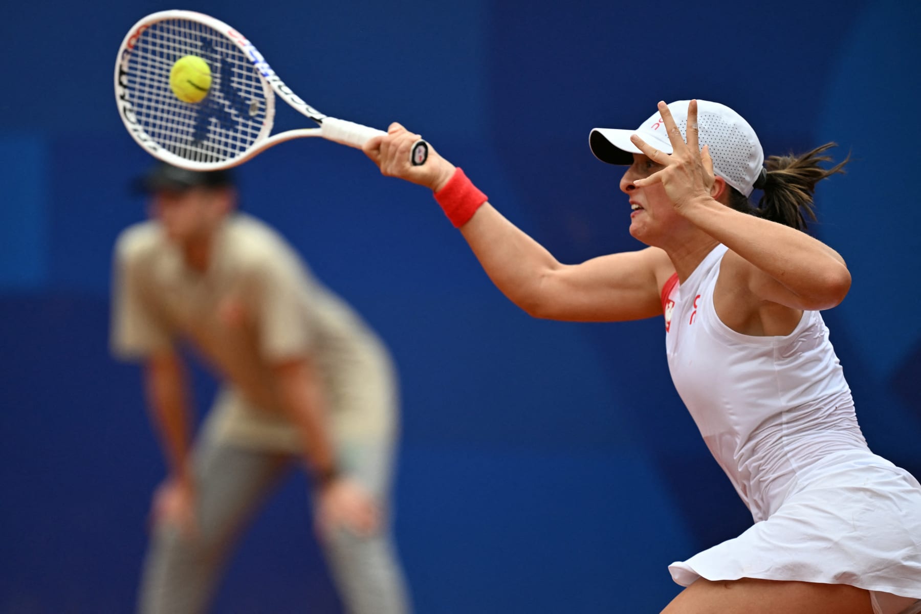 Poland's Iga Swiatek returns to US' Danielle Collins during their women's singles quarter-final tennis match on Court Suzanne-Lenglen at the Roland-Garros Stadium during the Paris 2024 Olympic Games, in Paris on July 31, 2024. (Photo by PATRICIA DE MELO MOREIRA / AFP) (Photo by PATRICIA DE MELO MOREIRA/AFP via Getty Images)