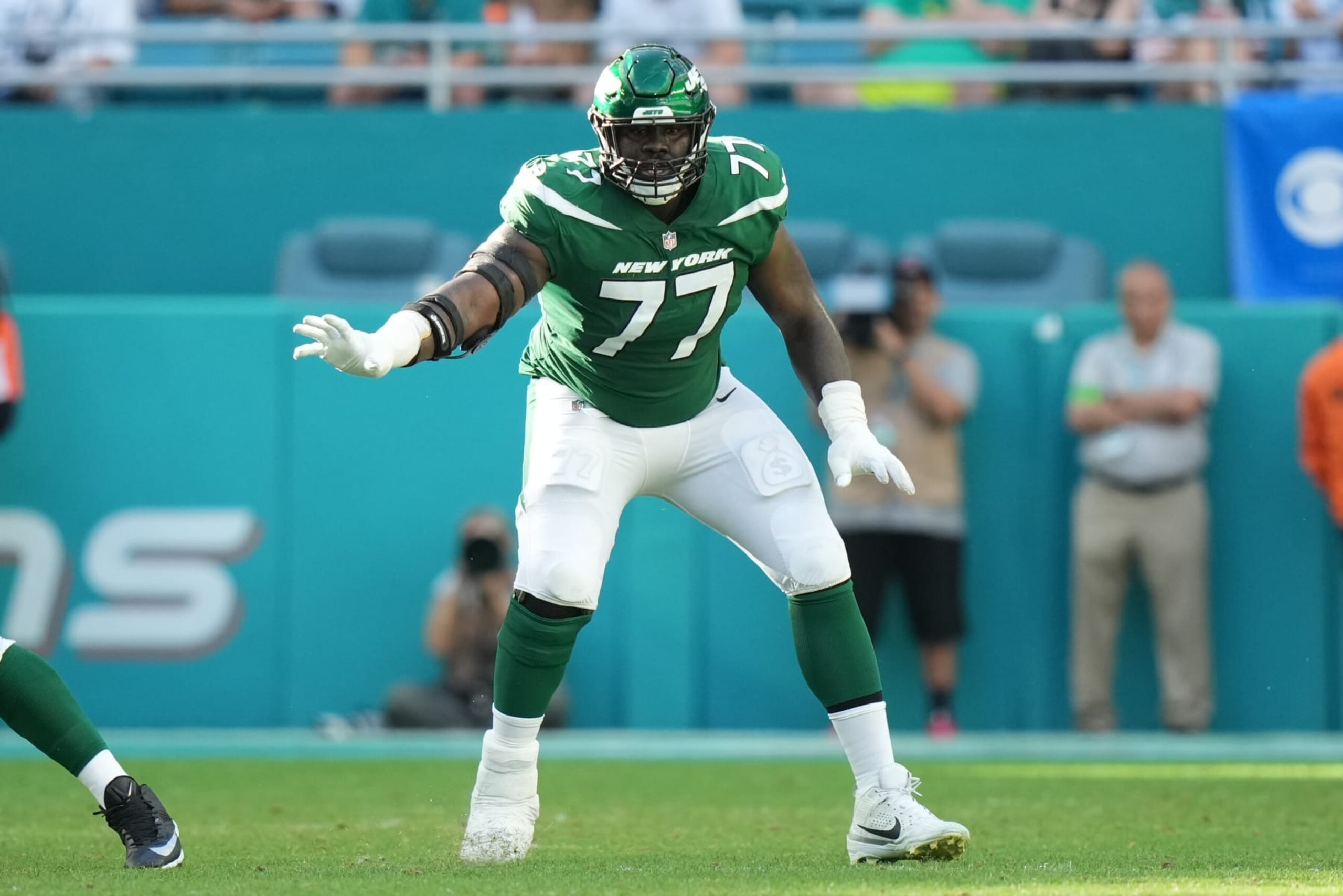 MIAMI GARDENS, FL - DECEMBER 17: New York Jets offensive tackle Mekhi Becton (77) protects the pocket during the game between the New York Jets and the Miami Dolphins on Sunday, December 17, 2023 at Hard Rock Stadium, Hard Rock Stadium, Fla. (Photo by Peter Joneleit/Icon Sportswire via Getty Images)