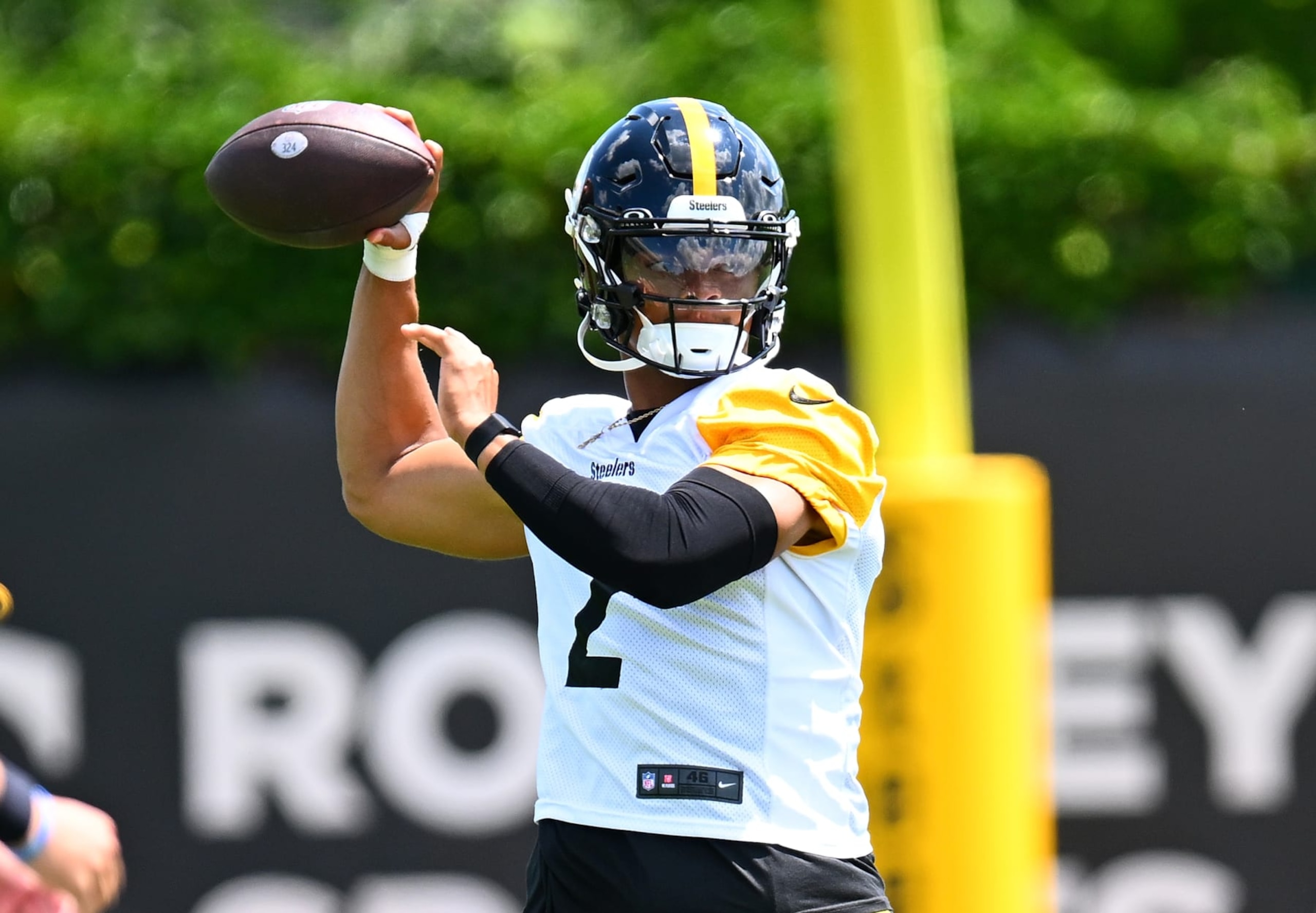 PITTSBURGH, PENNSYLVANIA - JUNE 6:  Justin Fields #2 of the Pittsburgh Steelers throws a pass during the Pittsburgh Steelers OTA offseason workout at UPMC Rooney Sports Complex on June 6 2024 in Pittsburgh, Pennsylvania. (Photo by Joe Sargent/Getty Images)