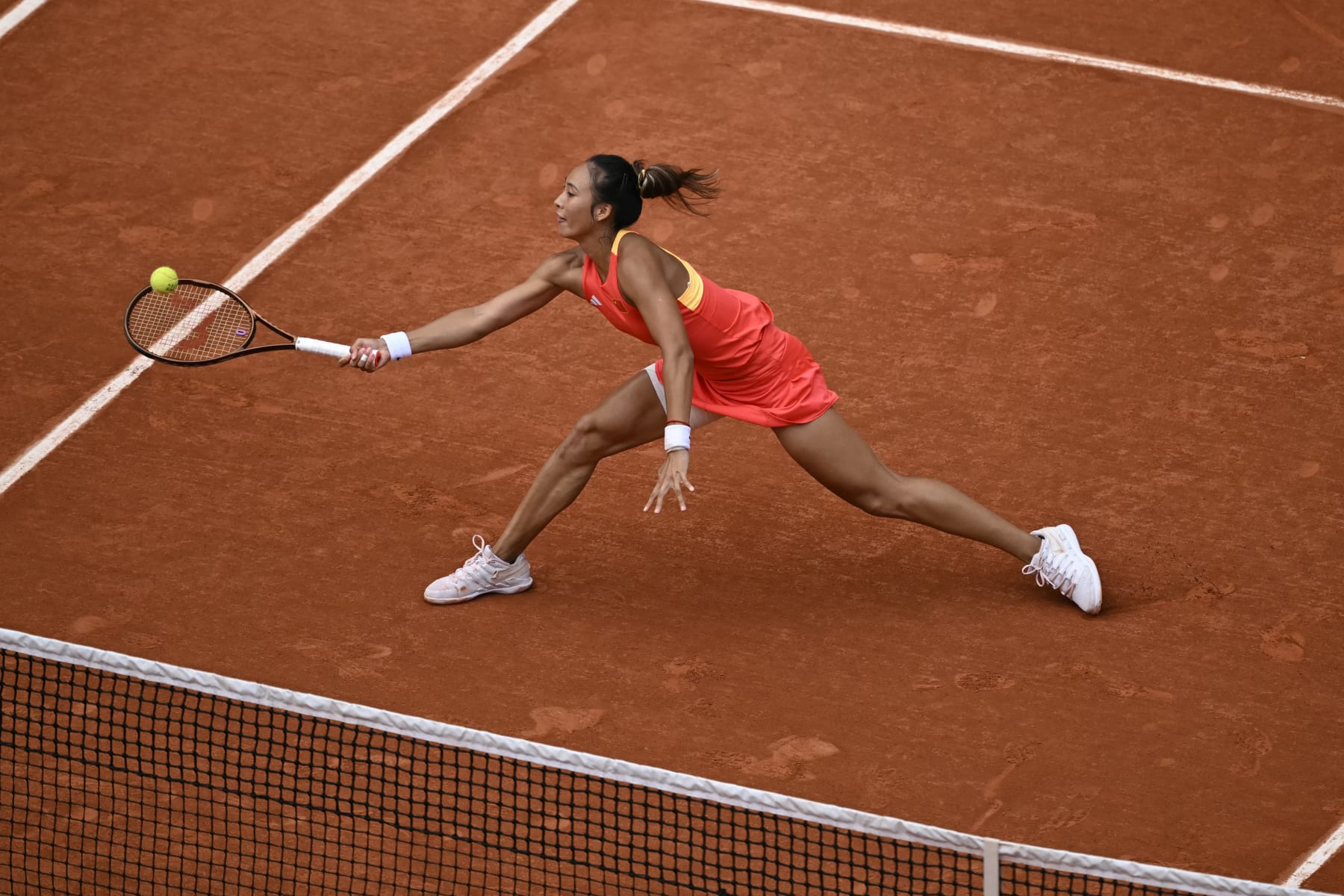 China's Zheng Qinwen returns to Croatia's Donna Vekic during their women's singles final tennis match on Court Philippe-Chatrier at the Roland-Garros Stadium during the Paris 2024 Olympic Games, in Paris on August 3, 2024. (Photo by CARL DE SOUZA / AFP) (Photo by CARL DE SOUZA/AFP via Getty Images)
