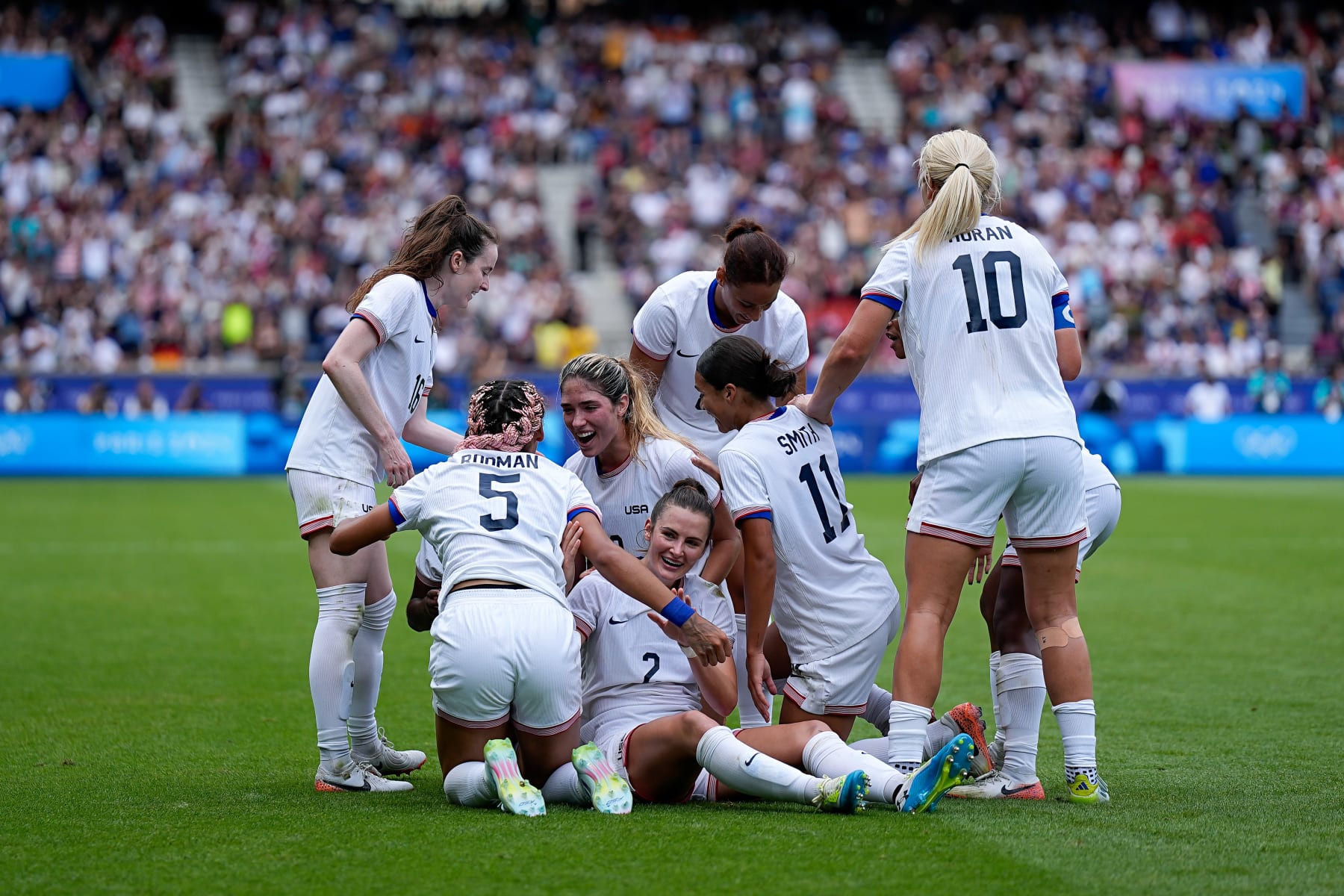 PARIS, FRANCE - AUGUST 3: Naomi Girma of United States (L), Lindsey Horan #10 of the United States, Trinity Rodman #5 of the United States and Korbin Albert of United States (R) during the Women's Quarterfinal match between United States and Japan during the Olympic Games Paris 2024 at Parc des Princes on August 3, 2024 in Paris, France. (Photo by Daniela Porcelli/ISI Photos/Getty Images)