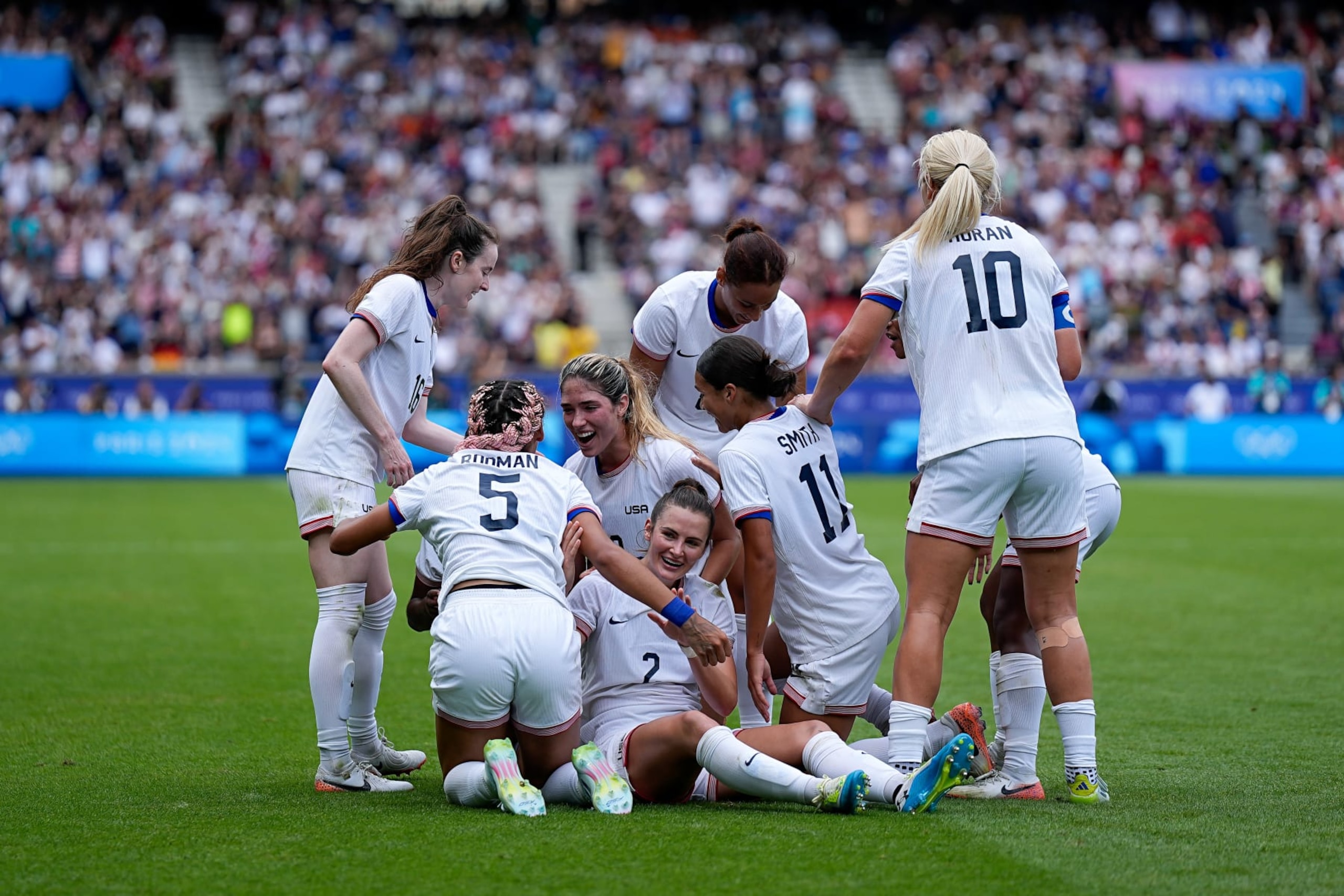 PARIS, FRANCE - AUGUST 3:  Naomi Girma of United States (L), Lindsey Horan #10 of the United States, Trinity Rodman #5 of the United States and Korbin Albert of United States (R) during the Women's Quarterfinal match between United States and Japan during the Olympic Games Paris 2024 at Parc des Princes on August 3, 2024 in Paris, France. (Photo by Daniela Porcelli/ISI Photos/Getty Images)