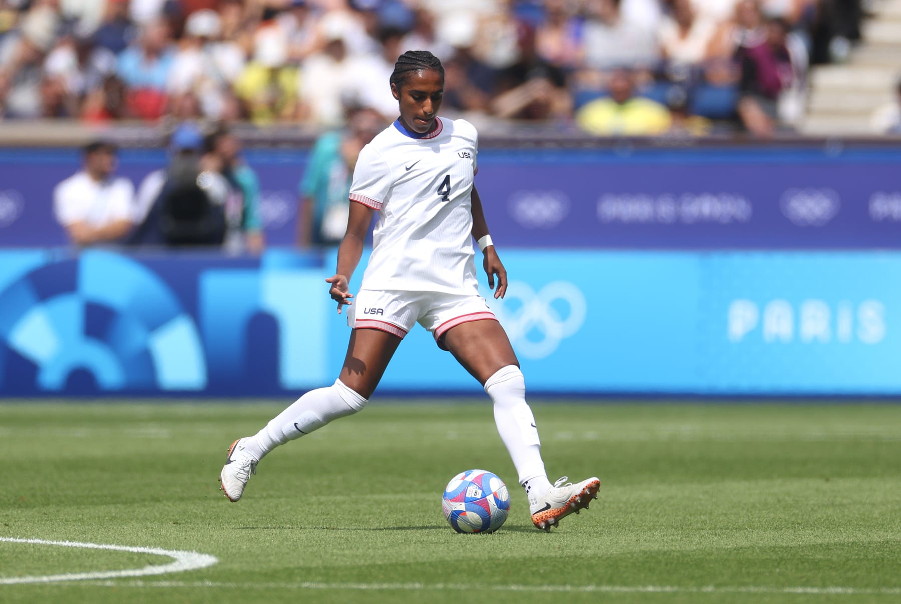 PARIS, FRANCE - AUGUST 03: Naomi Girma #4 of Team United States passes the ball during the Women's Quarterfinal match between United States and Japan during the Olympic Games Paris 2024 at Parc des Princes on August 03, 2024 in Paris, France. (Photo by Marc Atkins/Getty Images)