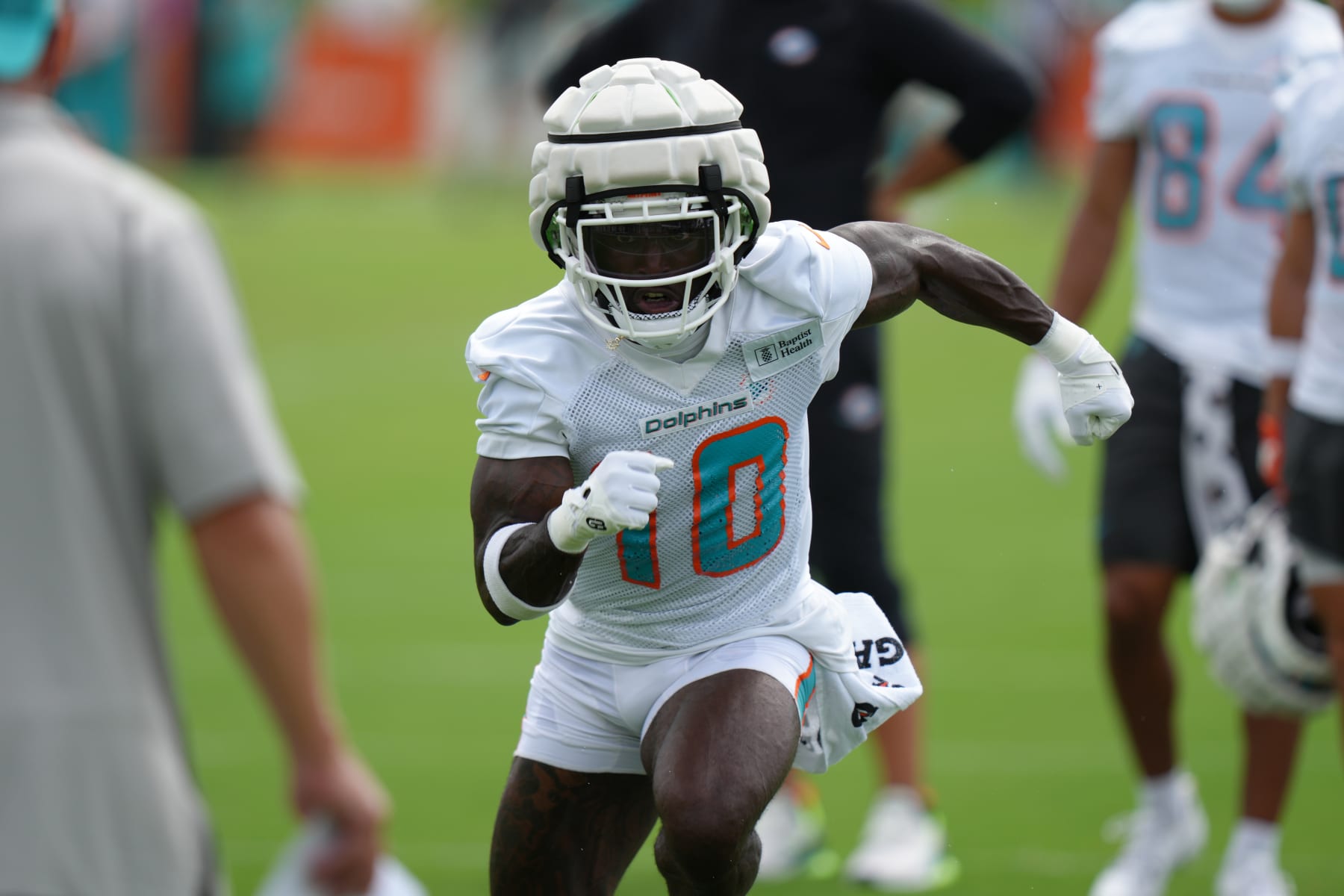 MIAMI GARDENS, FL - AUGUST 01: Miami Dolphins wide receiver Tyreek Hill (10) runs a receiving route during Dolphins Training Camp on Thursday, August 1, 2024 at Baptist Health Training Complex in Miami Gardens, Fla. (Photo by Peter Joneleit/Icon Sportswire via Getty Images)