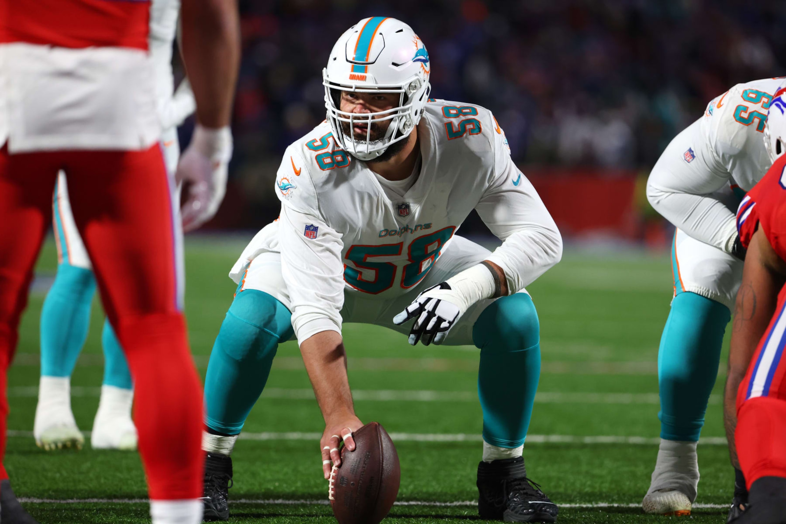 ORCHARD PARK, NY - DECEMBER 17: Connor Williams #58 of the Miami Dolphins waits to snap the ball against the Buffalo Bills at Highmark Stadium on December 17, 2022 in Orchard Park, New York. (Photo by Timothy T Ludwig/Getty Images) ORCHARD PARK, NY - DECEMBER 17: Connor Williams #58 of the Miami Dolphins waits to snap the ball against the Buffalo Bills at Highmark Stadium on December 17, 2022 in Orchard Park, New York. (Photo by Timothy T Ludwig/Getty Images)