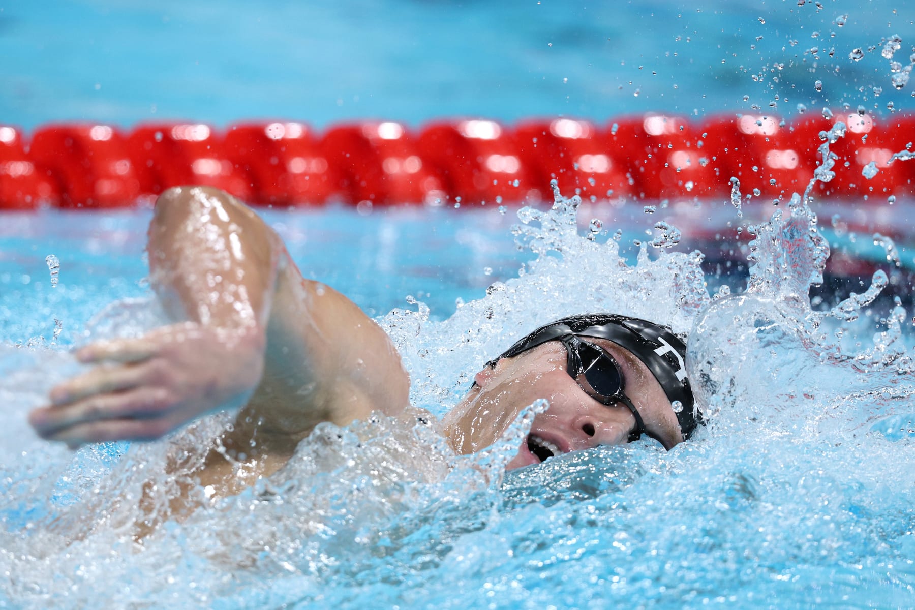 NANTERRE, FRANCE - AUGUST 04: Bobby Finke of Team United States competes in the Men's 1500m Freestyle Final on day nine of the Olympic Games Paris 2024 at Paris La Defense Arena on August 04, 2024 in Nanterre, France. (Photo by Adam Pretty/Getty Images)