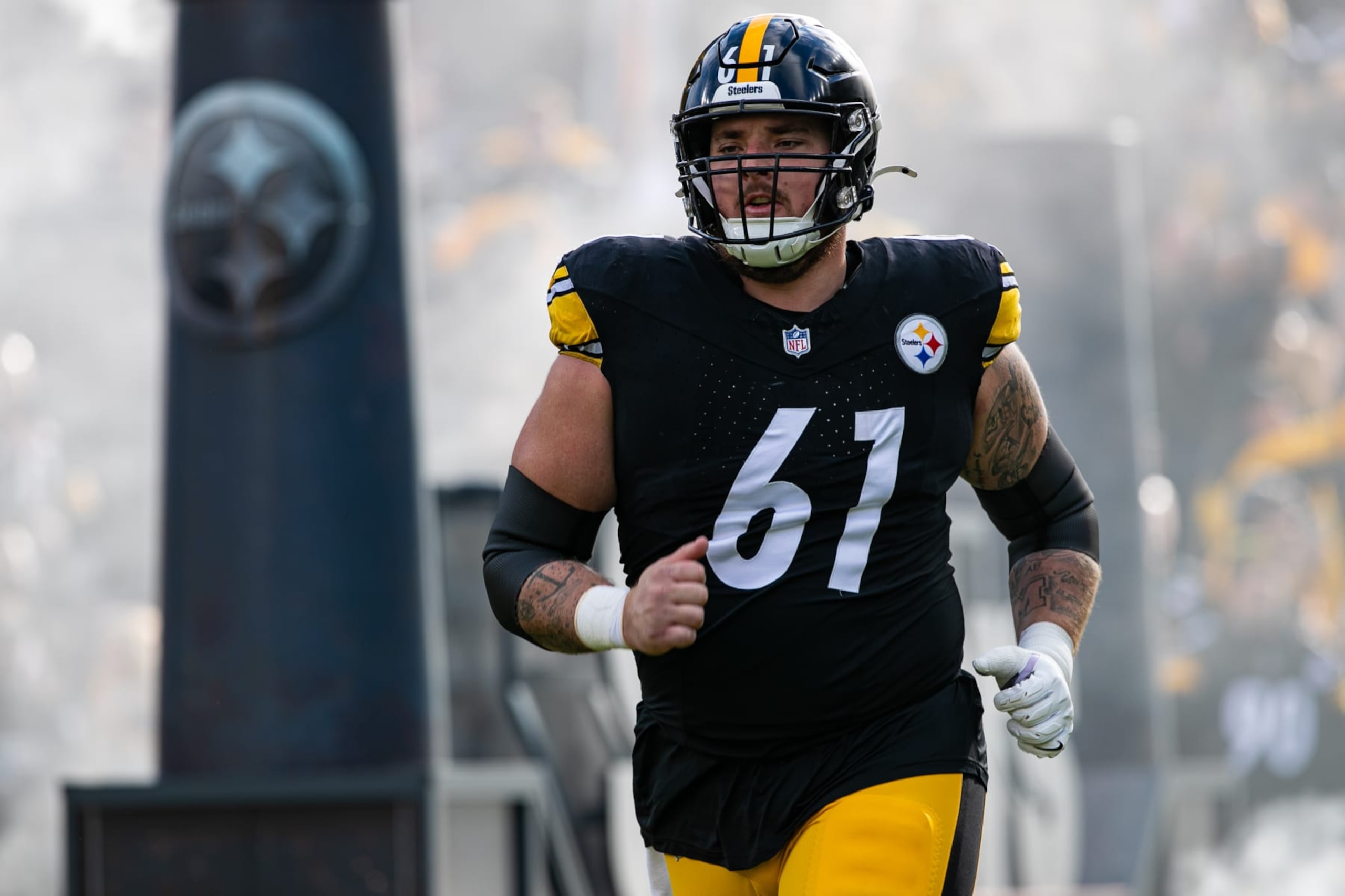 PITTSBURGH, PA - DECEMBER 03: Pittsburgh Steelers center Mason Cole (61) runs onto the field during the regular season NFL football game between the Arizona Cardinals and the Pittsburgh Steelers on December 03, 2023 at Acrisure Stadium in Pittsburgh, PA. (Photo by Mark Alberti/Icon Sportswire via Getty Images)
