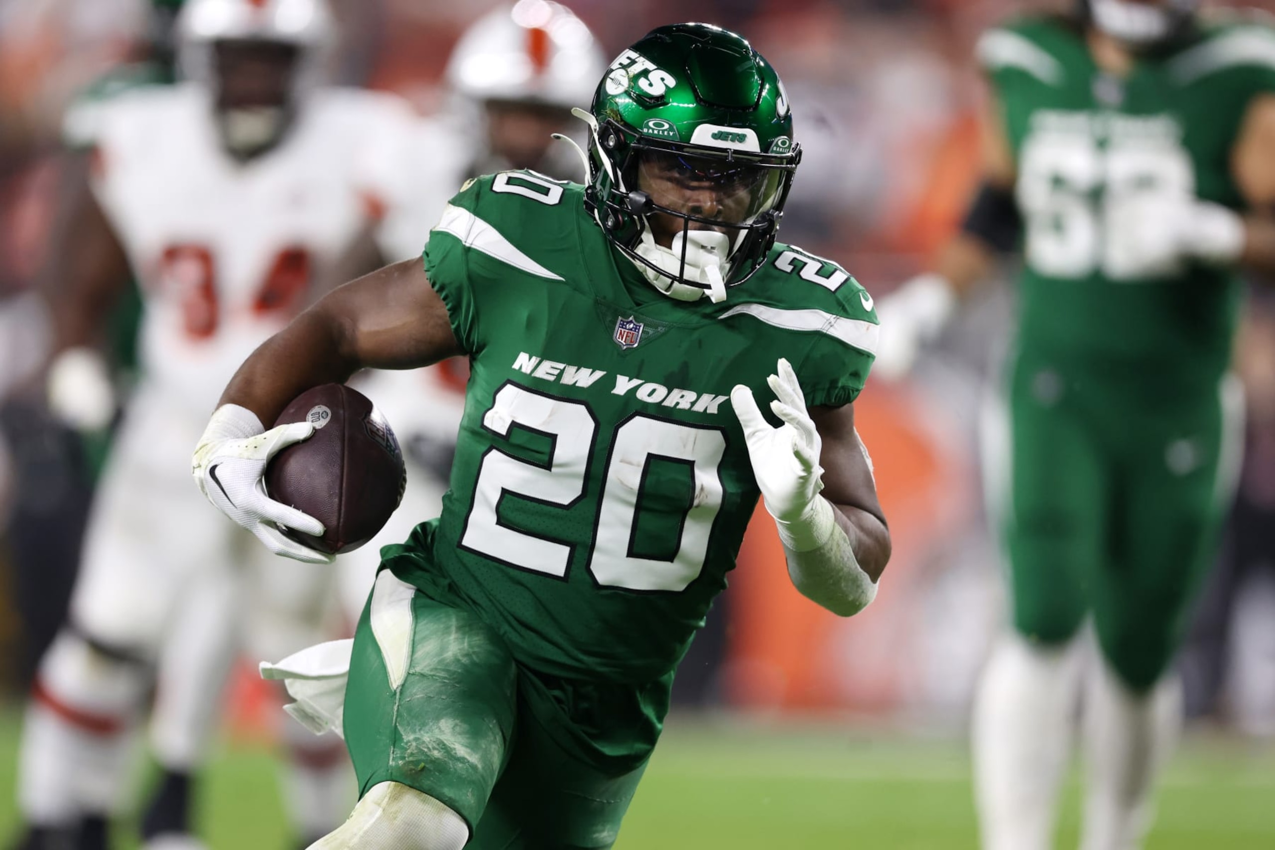 CLEVELAND, OHIO - DECEMBER 28: Breece Hall #20 runs teh ball against the Cleveland Browns at Cleveland Browns Stadium on December 28, 2023 in Cleveland, Ohio. (Photo by Gregory Shamus/Getty Images) CLEVELAND, OHIO - DECEMBER 28: Breece Hall #20 runs teh ball against the Cleveland Browns at Cleveland Browns Stadium on December 28, 2023 in Cleveland, Ohio. (Photo by Gregory Shamus/Getty Images)