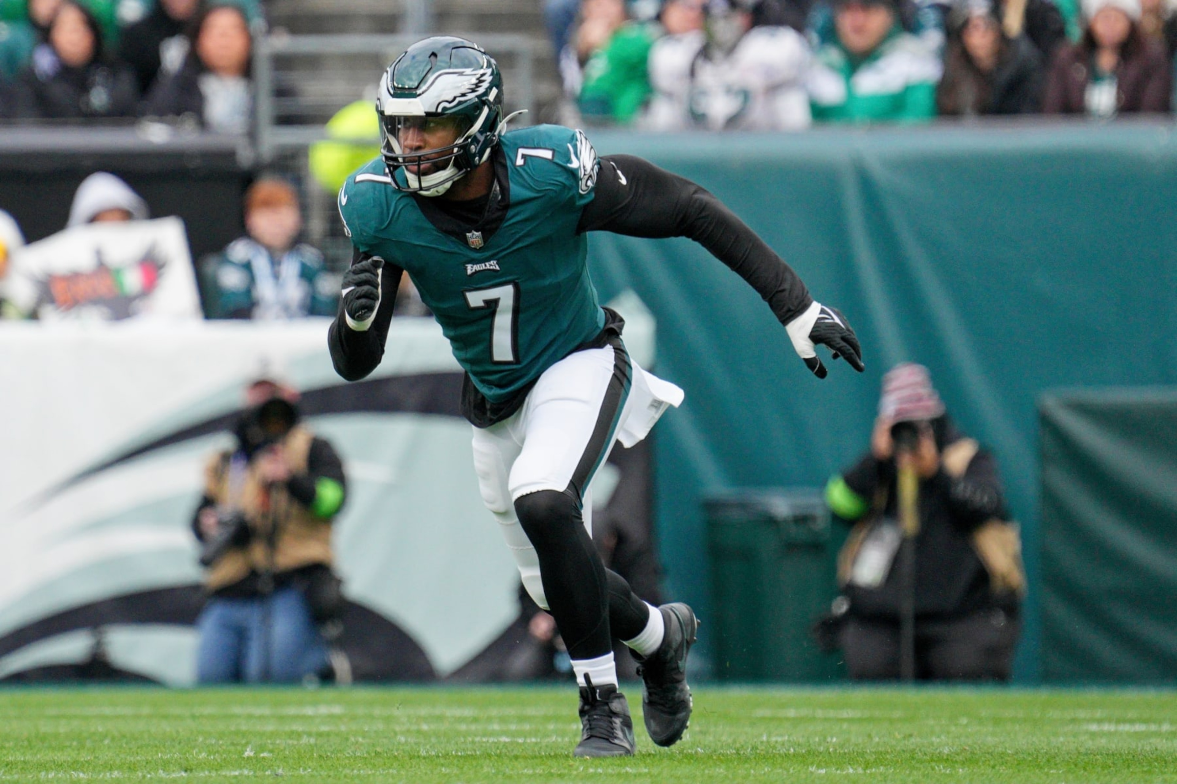 PHILADELPHIA, PA - DECEMBER 31: Philadelphia Eagles linebacker Haason Reddick (7) rushes during the game between the Arizona Cardinals and the Philadelphia Eagles on December 31, 2023 at Lincoln Financial Field. (Photo by Andy Lewis/Icon Sportswire via Getty Images)
