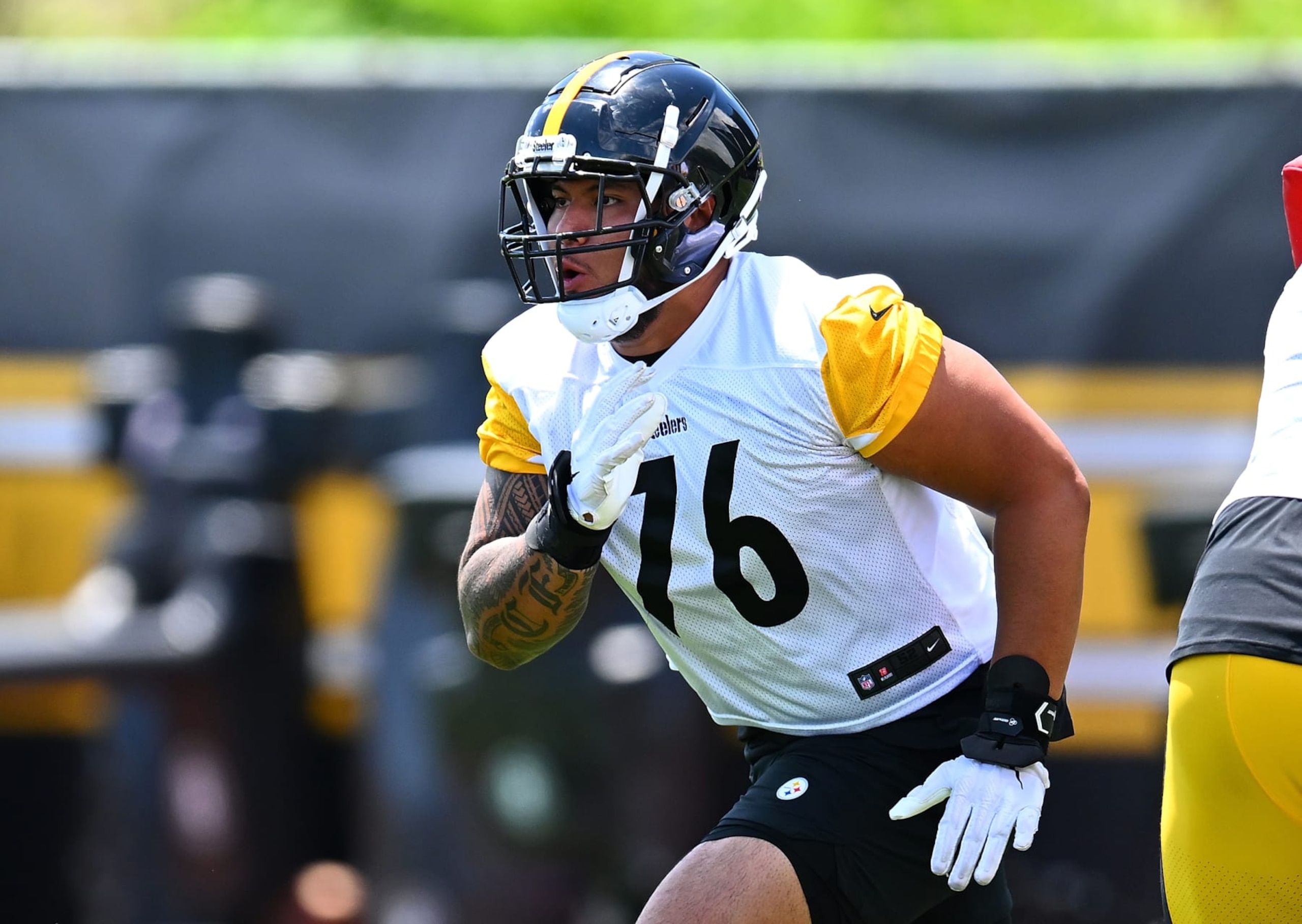 PITTSBURGH, PENNSYLVANIA - JUNE 6:  Troy Fautanu #76 of the Pittsburgh Steelers works out during the Pittsburgh Steelers OTA offseason workout at UPMC Rooney Sports Complex on June 6 2024 in Pittsburgh, Pennsylvania. (Photo by Joe Sargent/Getty Images)