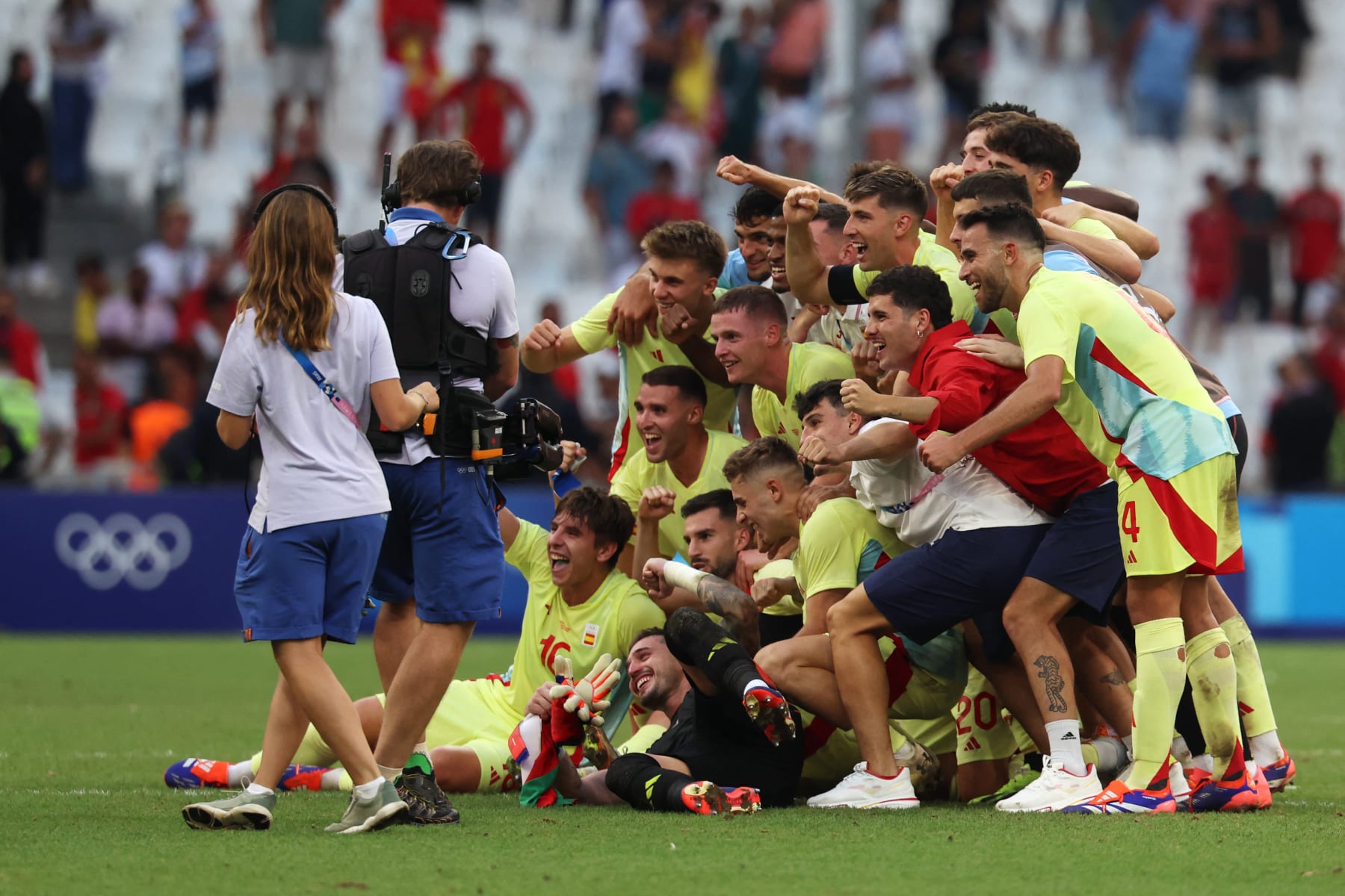 Spain's players celebrate their victory over Morroco at the end of the men's semi-final football match between Morocco and Spain of the Paris 2024 Olympic Games at the Marseille Stadium in Marseille on August 5, 2024. (Photo by Pascal GUYOT / AFP) (Photo by PASCAL GUYOT/AFP via Getty Images)