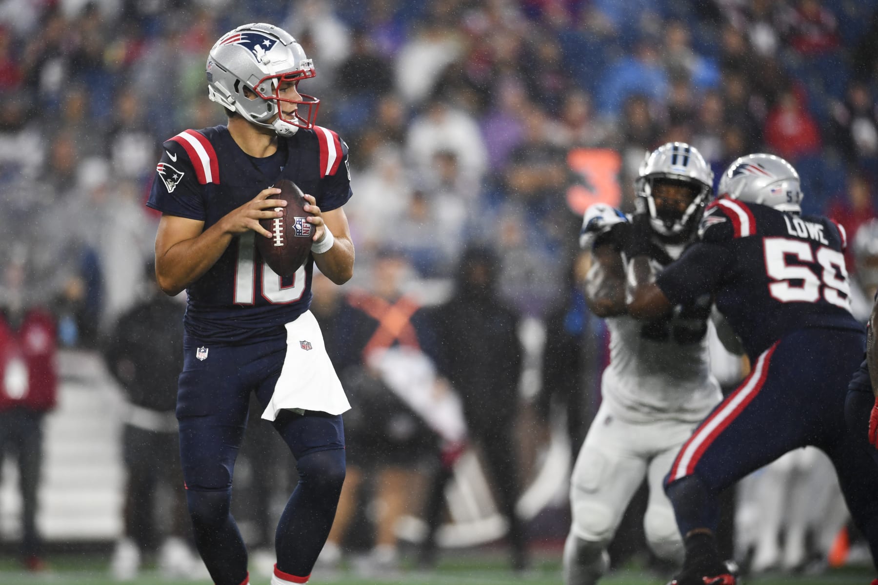 FOXBOROUGH, MASSACHUSETTS - AUGUST 08: Drake Maye #10 of the New England Patriots looks to make a pass during the first quarter of a preseason game against the Carolina Panthers at Gillette Stadium on August 08, 2024 in Foxborough, Massachusetts. (Photo by Jaiden Tripi/Getty Images)