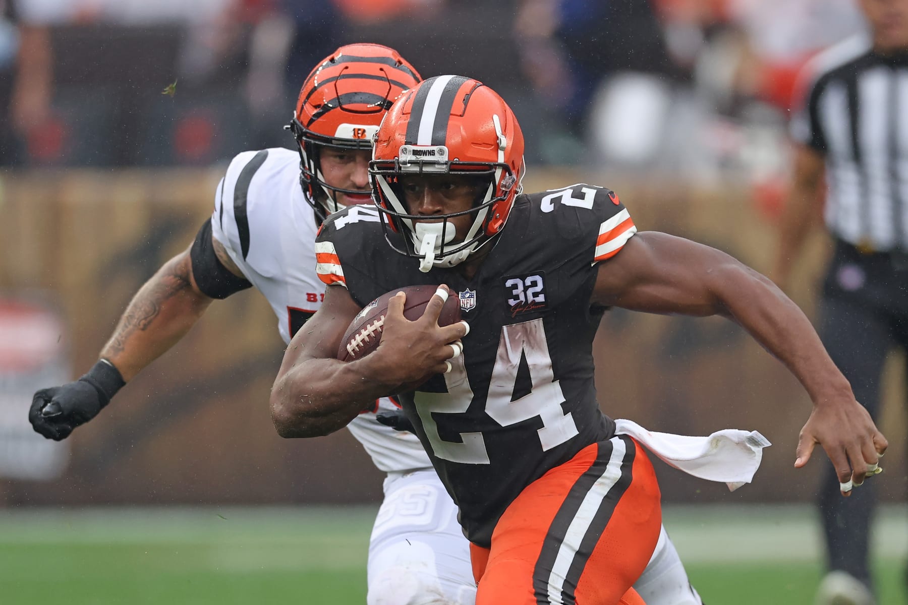 CLEVELAND, OHIO - SEPTEMBER 10:  Nick Chubb #24 of the Cleveland Browns runs the ball against Logan Wilson #55 of the Cincinnati Bengals during the first half at Cleveland Browns Stadium on September 10, 2023 in Cleveland, Ohio. (Photo by Gregory Shamus/Getty Images)