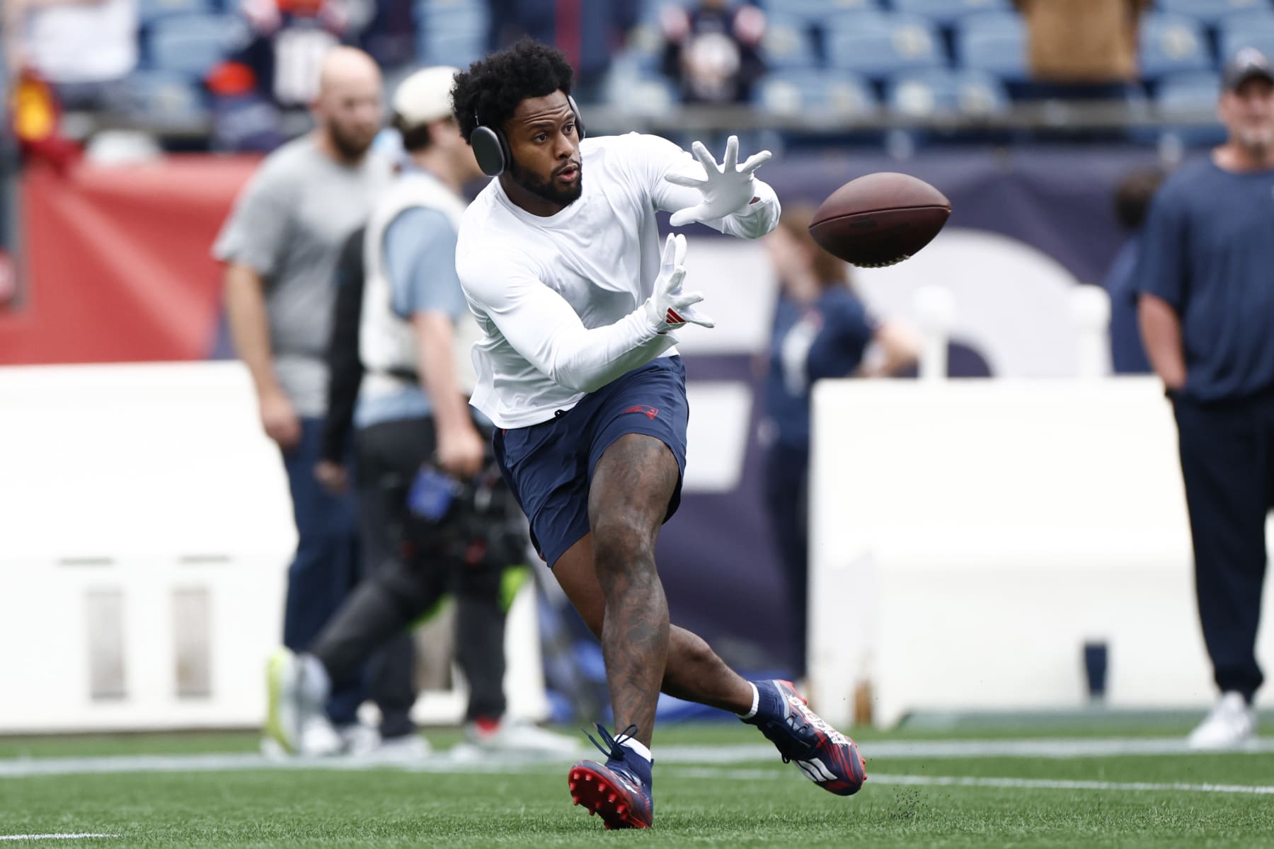 Foxborough, MA - August 8: New England Patriots WR JuJu Smith-Schuster catches the ball during warmups before a preseason game at Gillette Stadium. (Photo by Danielle Parhizkaran/The Boston Globe via Getty Images)