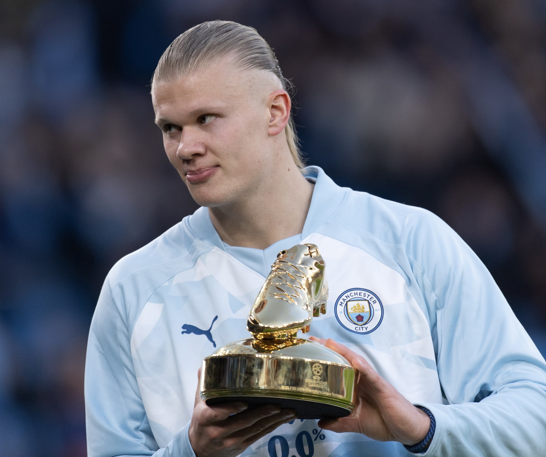 MANCHESTER, ENGLAND - APRIL 17: Erling Haaland of Manchester City with his Champions League Golden Boot award before the UEFA Champions League quarter-final second leg match between Manchester City and Real Madrid CF at Etihad Stadium on April 17, 2024 in Manchester, England.(Photo by Visionhaus/Getty Images)